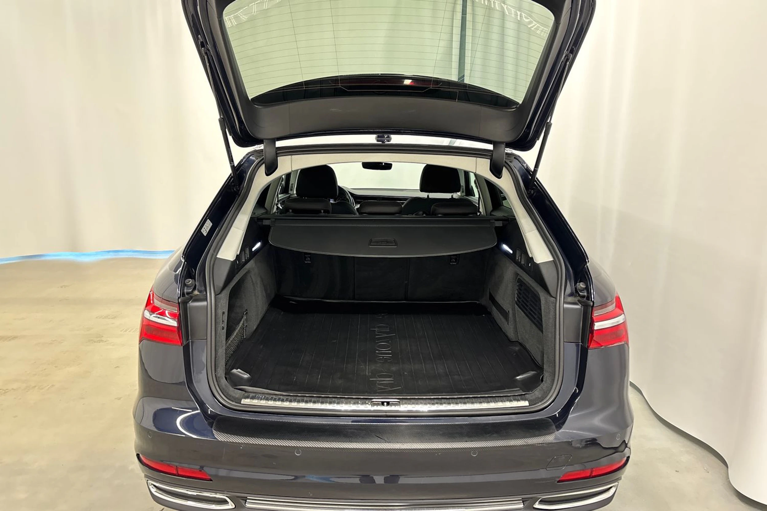sininen Audi A6 2020 kuva 19.
