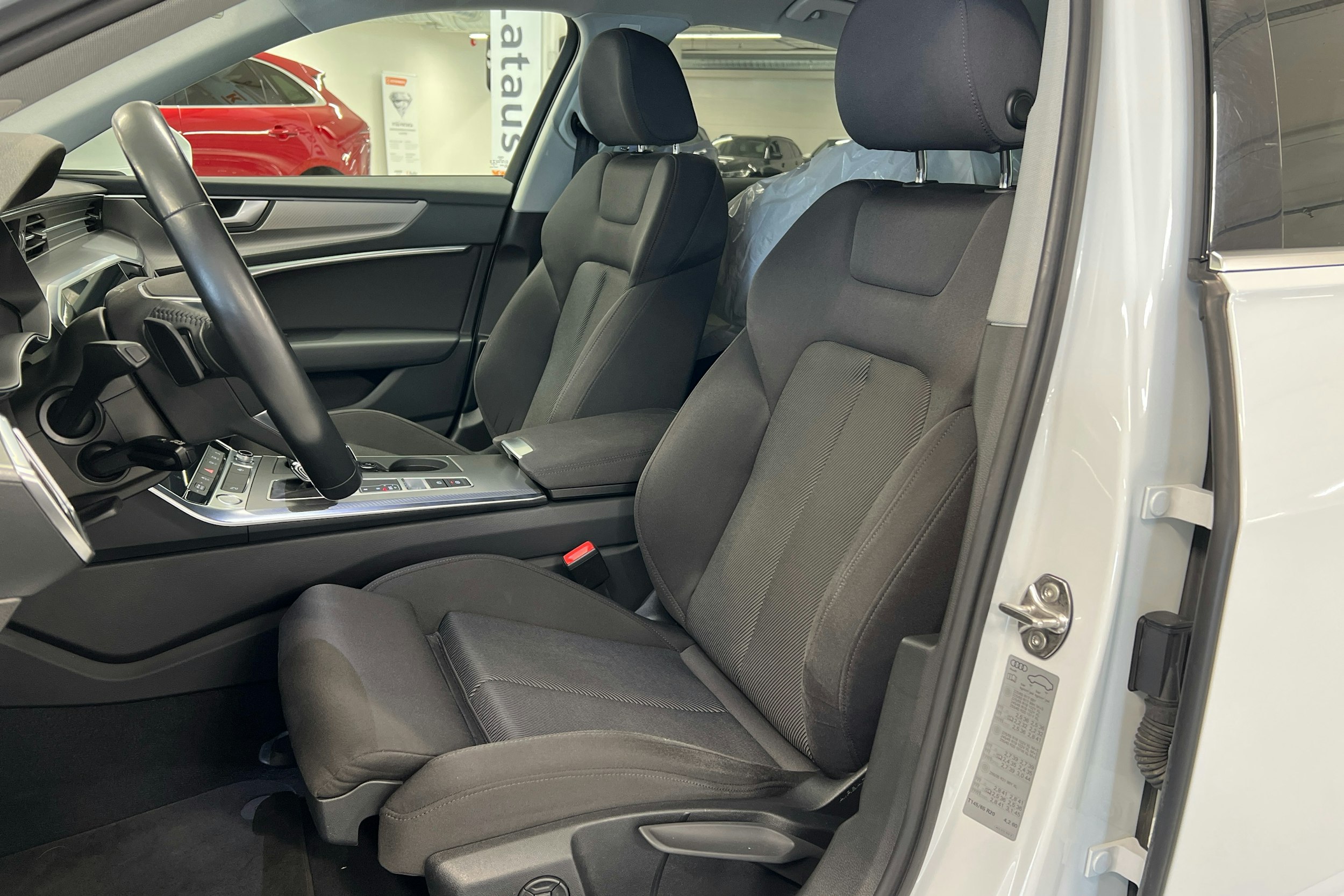 valkoinen Audi A6 2020 kuva 6.