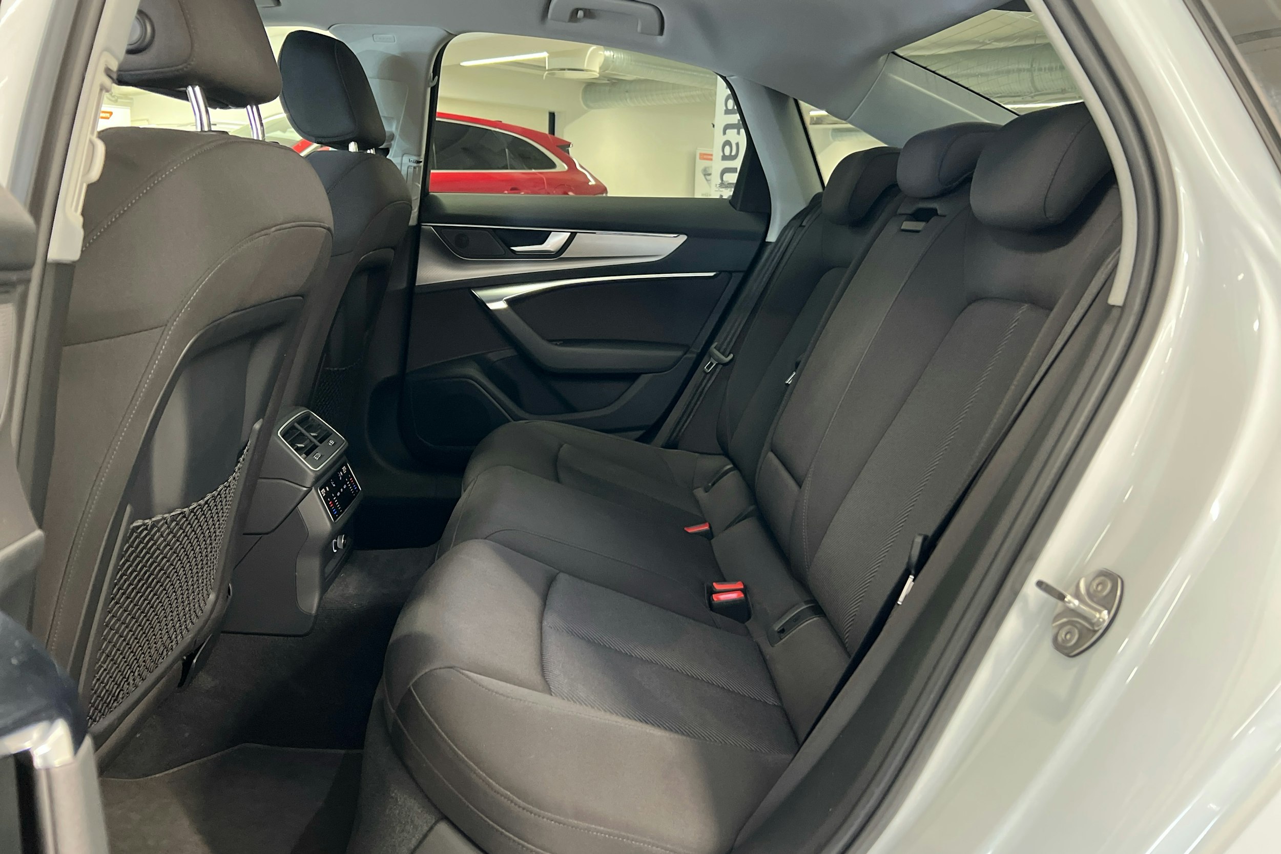 valkoinen Audi A6 2020 kuva 8.