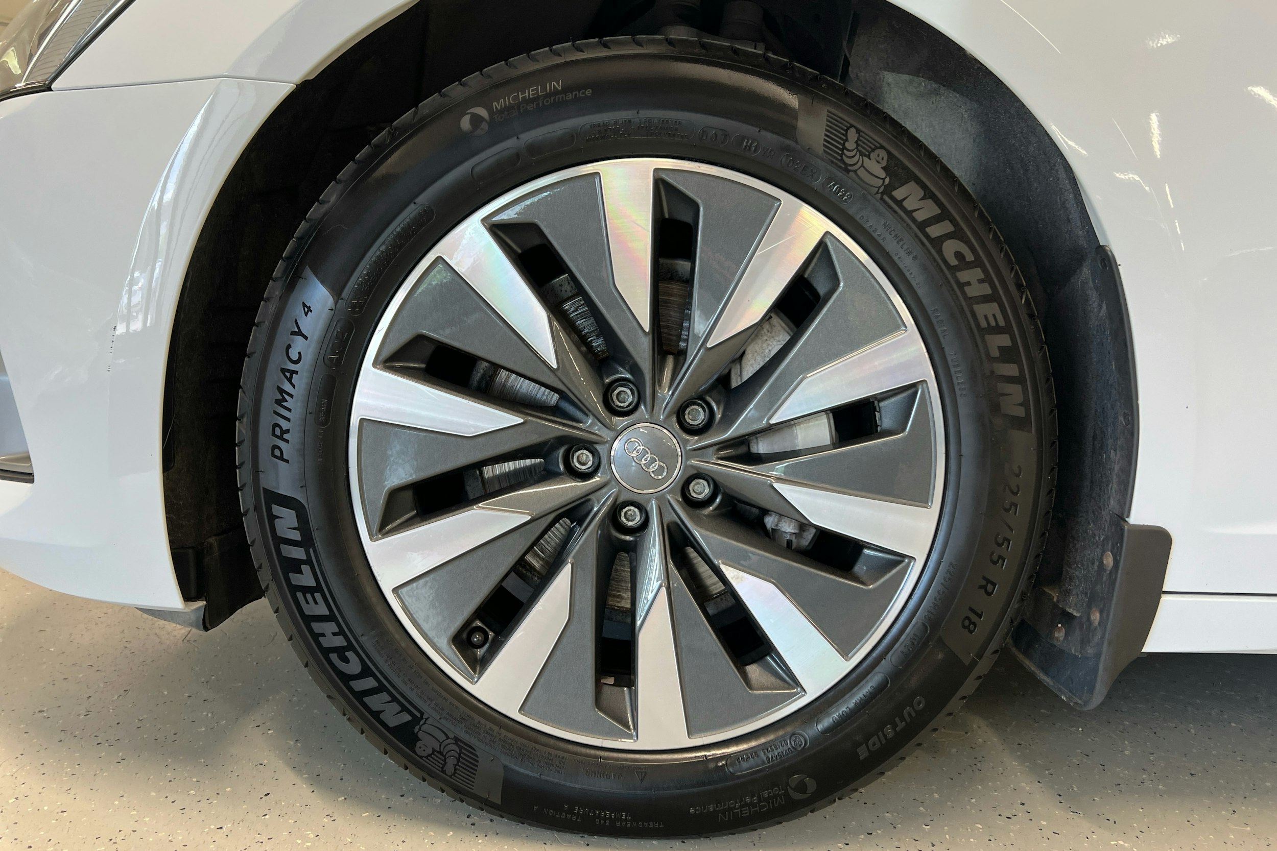 valkoinen Audi A6 2020 kuva 9.