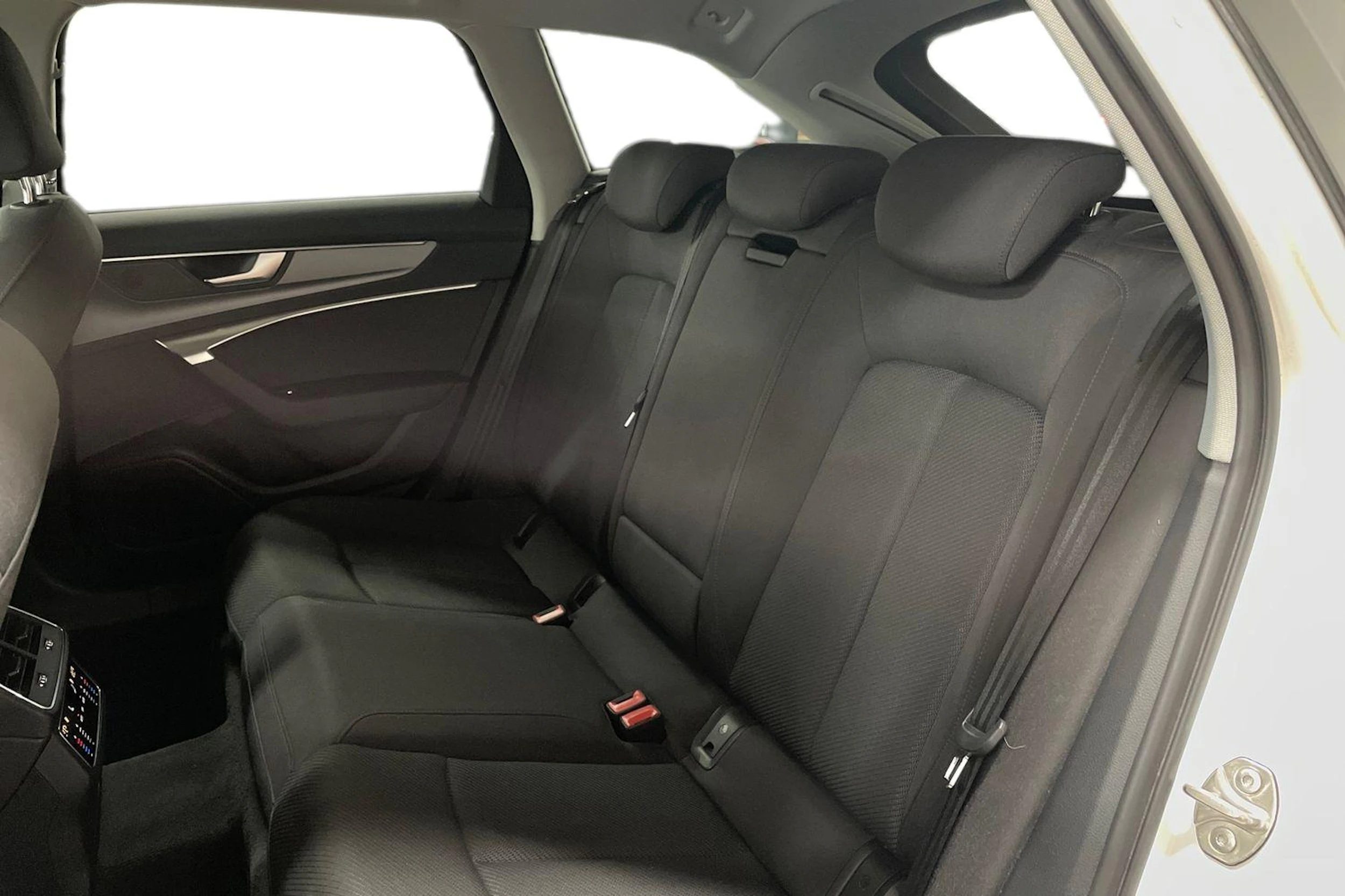 Valkoinen Audi A6 2020 kuva 8.
