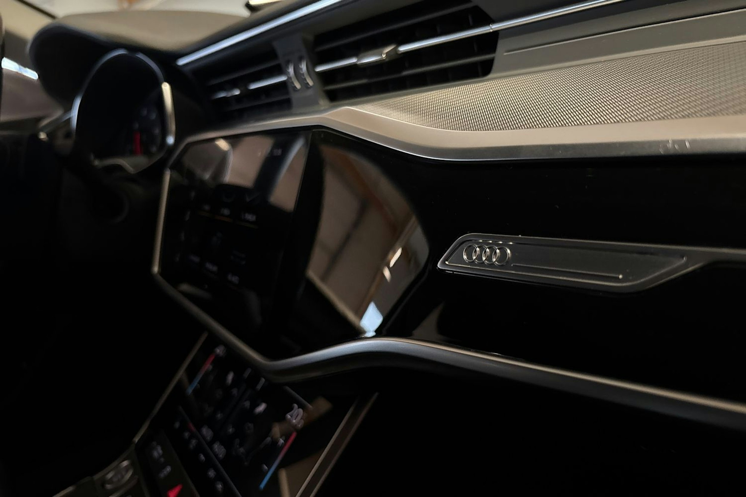 Harmaa Audi A6 2020 kuva 32.