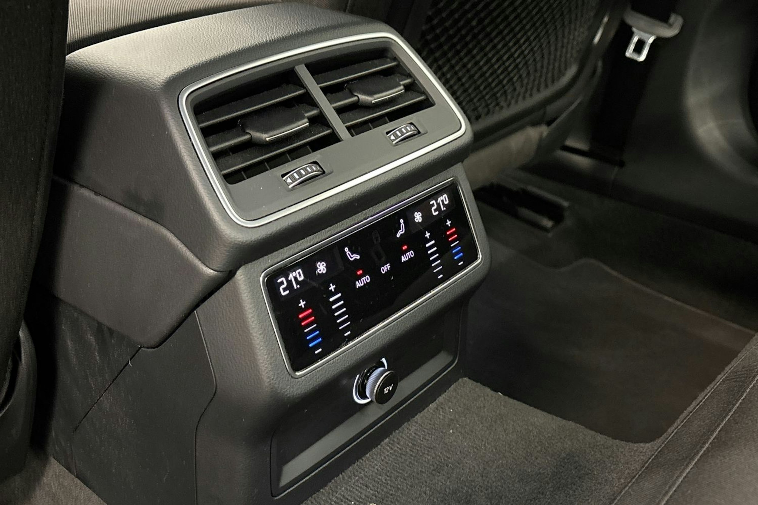 Musta Audi A6 2020 kuva 16.