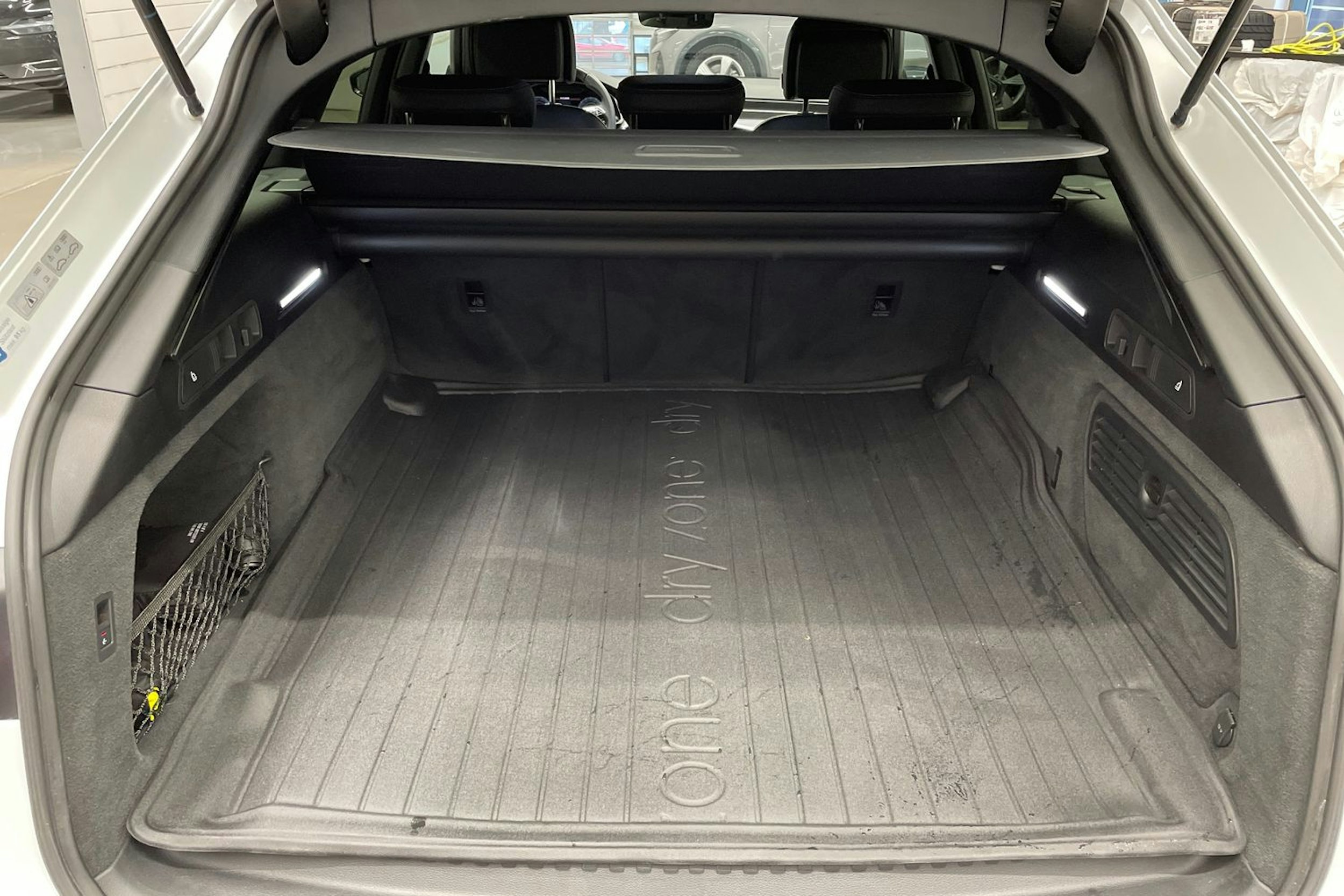 Valkoinen Audi A6 2020 kuva 13.