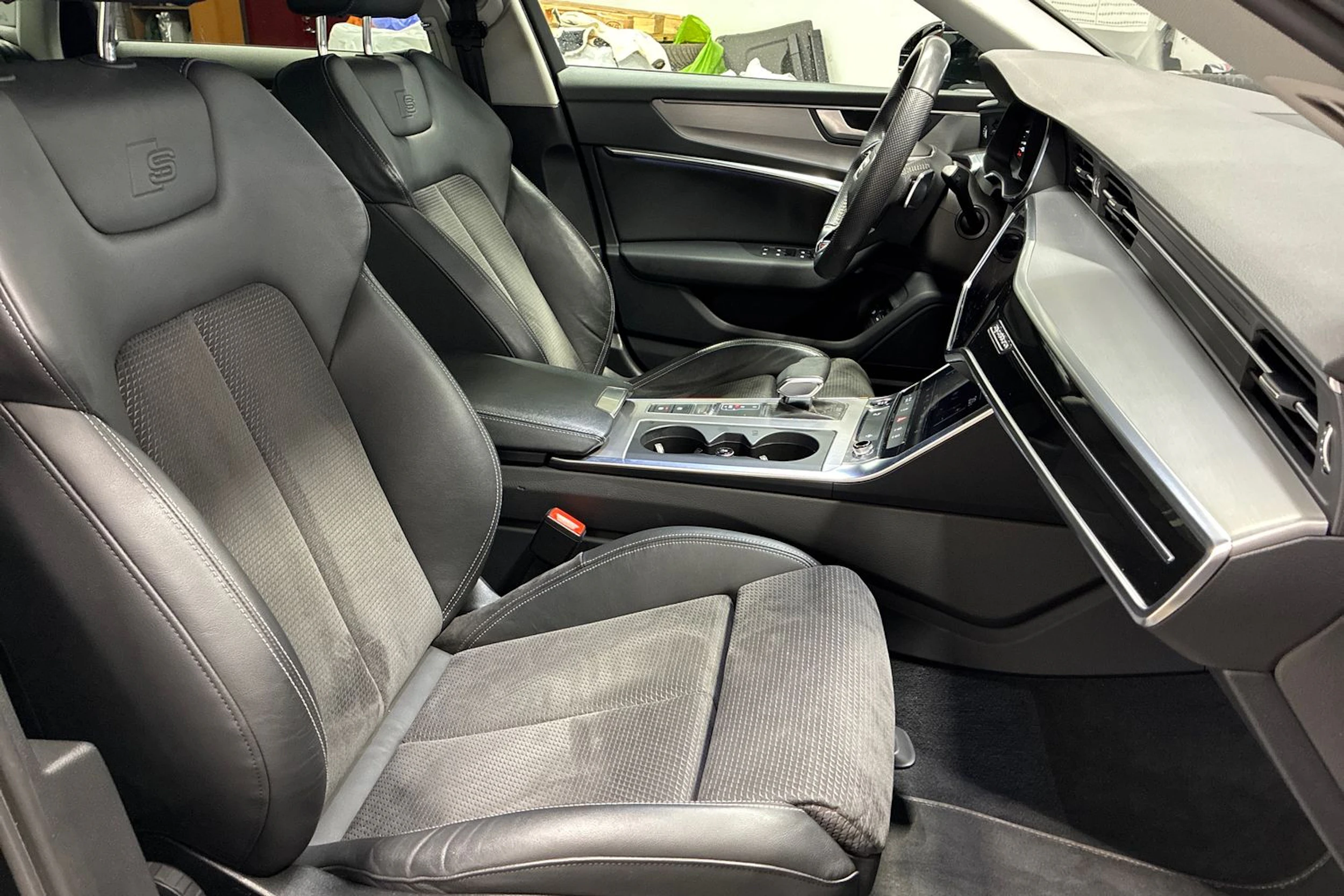 Musta Audi A6 2021 kuva 26.
