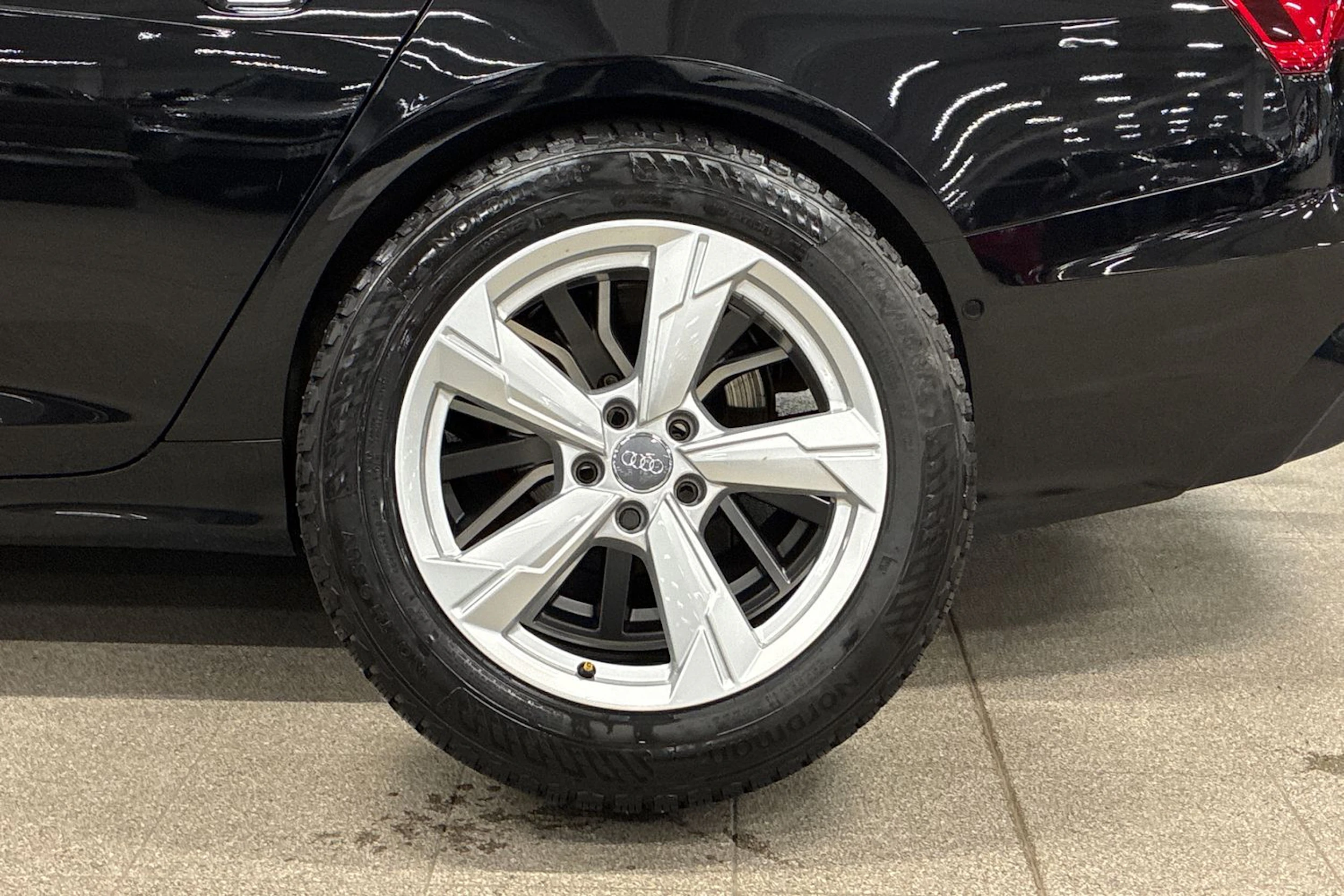musta Audi A6 2020 kuva 10.
