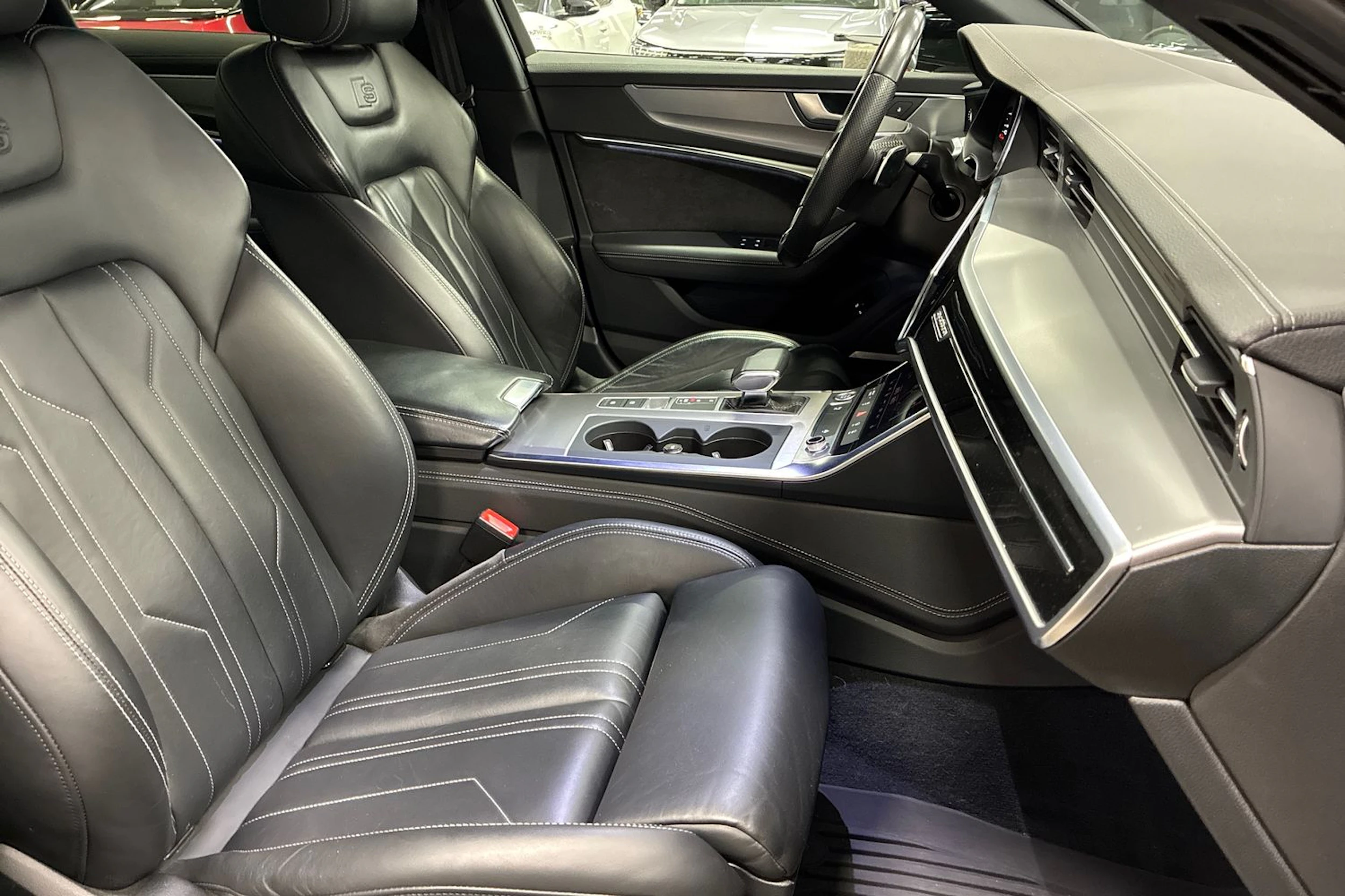 musta Audi A6 2020 kuva 29.