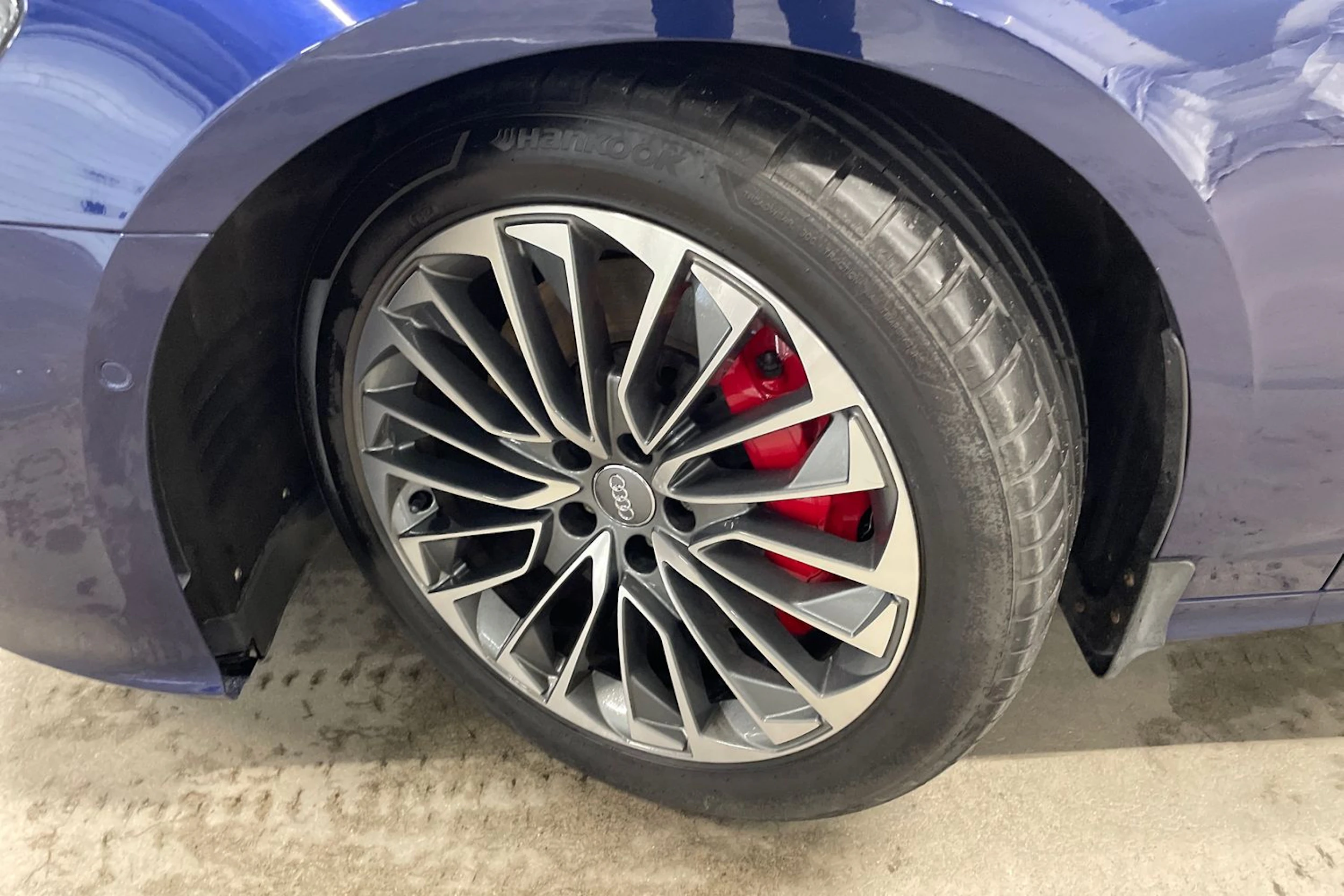 sininen Audi A6 2020 kuva 10.