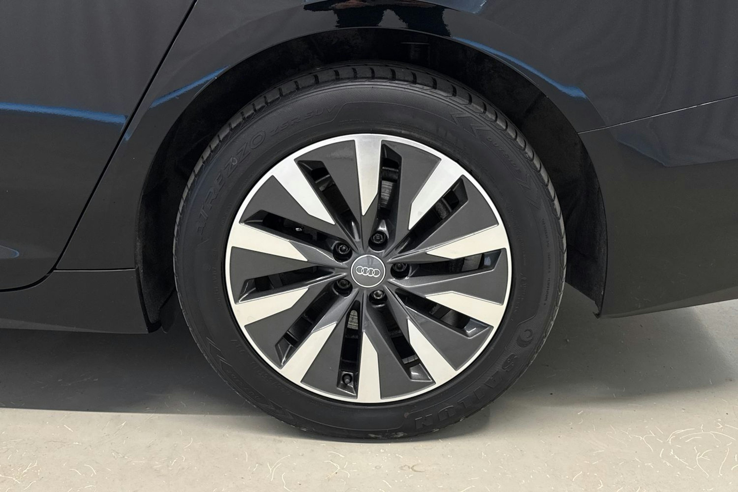 musta Audi A6 2020 kuva 13.