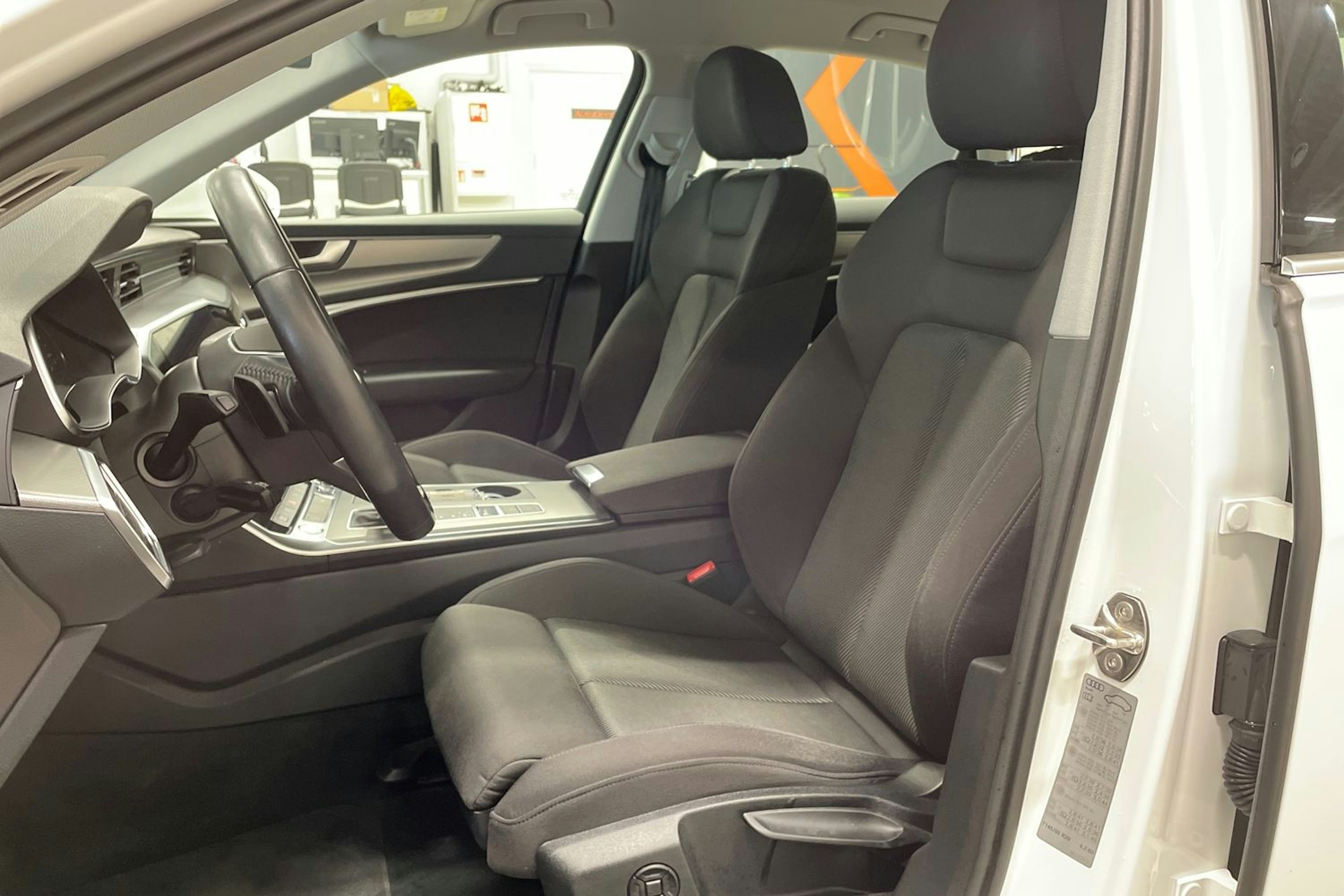 valkoinen Audi A6 2020 kuva 11.