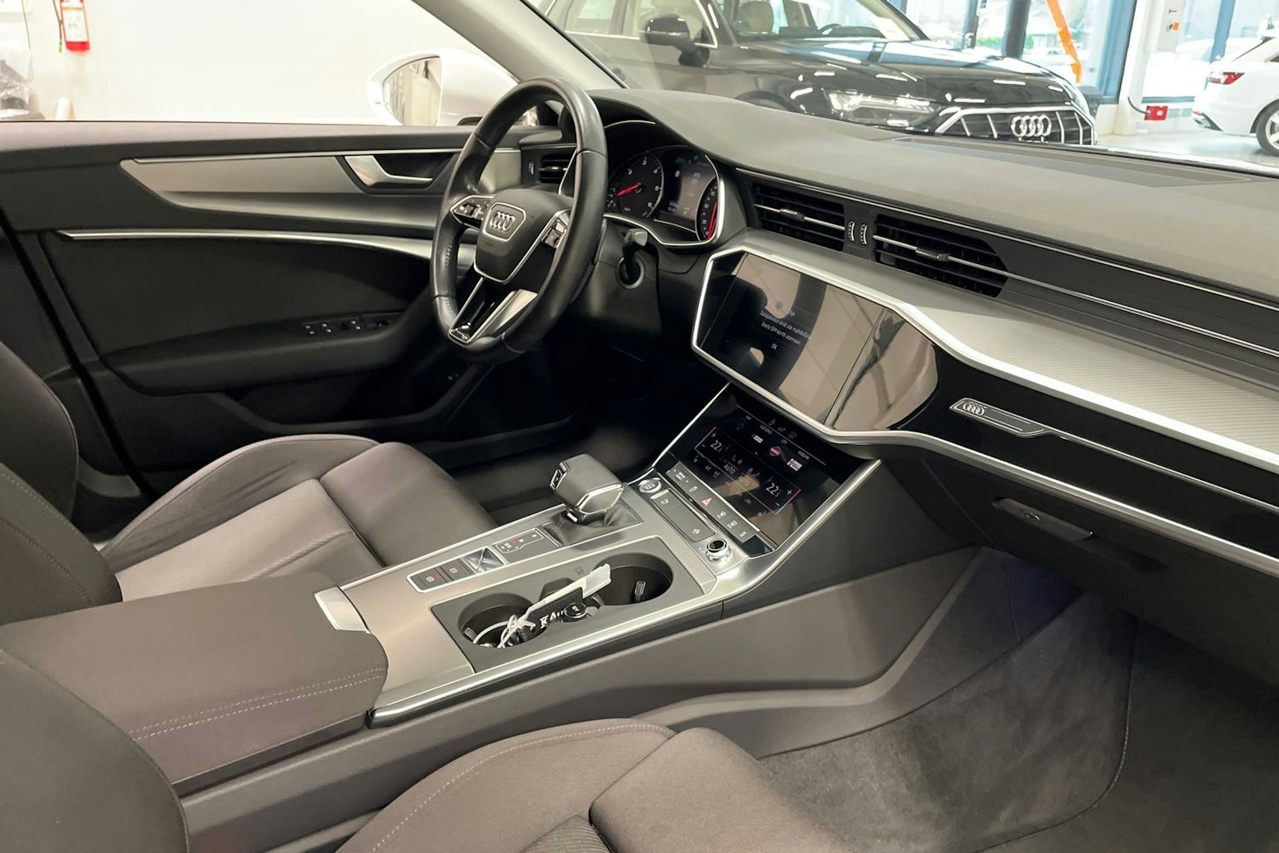 valkoinen Audi A6 2020 kuva 12.