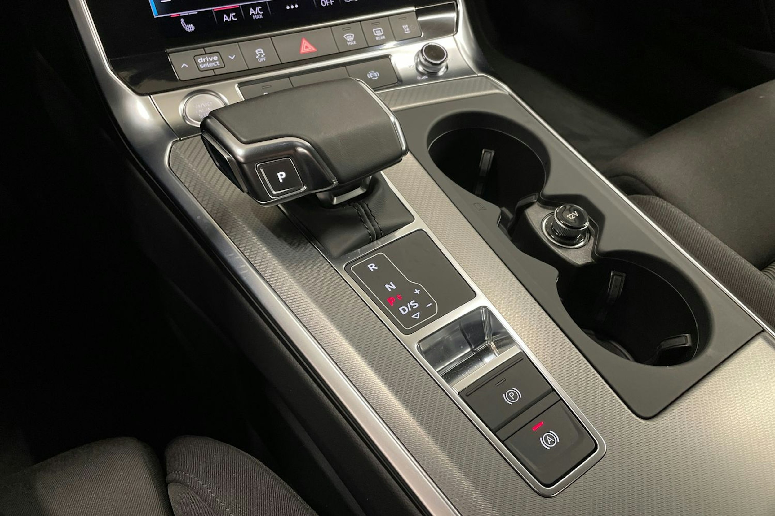 valkoinen Audi A6 2020 kuva 32.