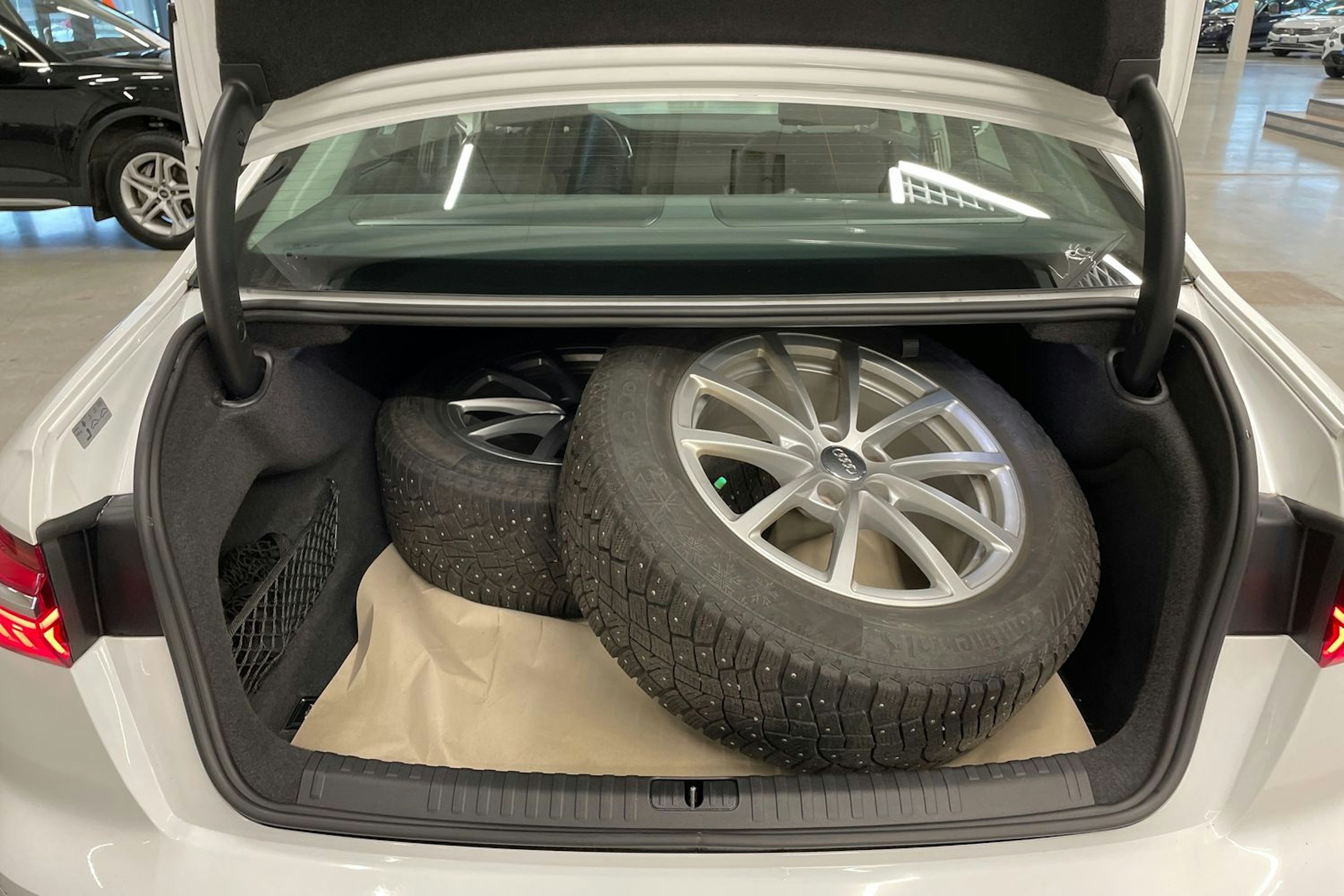 valkoinen Audi A6 2020 kuva 36.