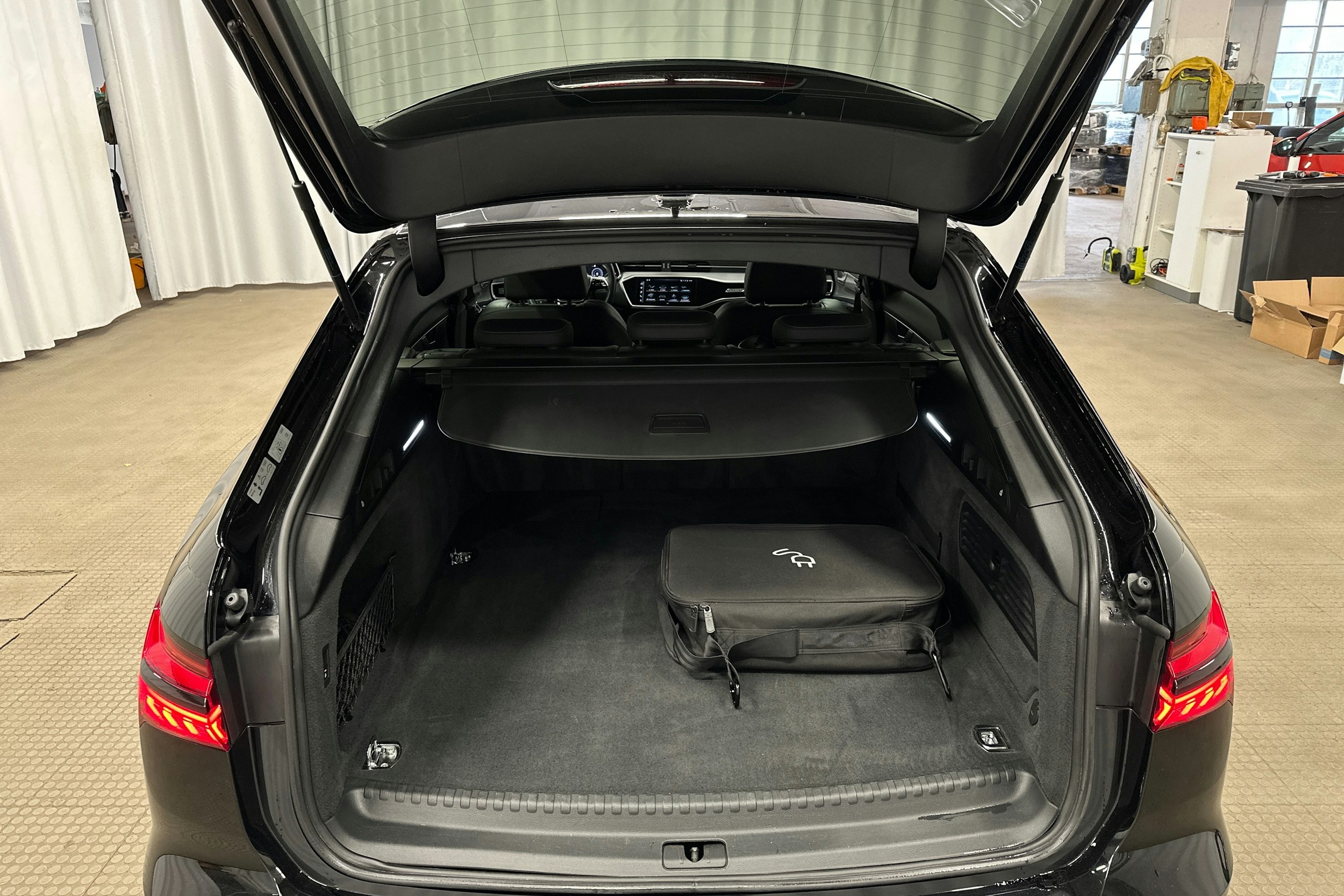 musta Audi A6 2021 kuva 26.