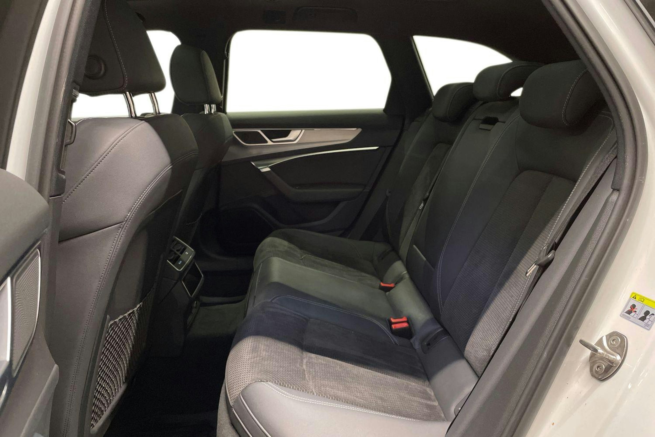 valkoinen Audi A6 2021 kuva 10.