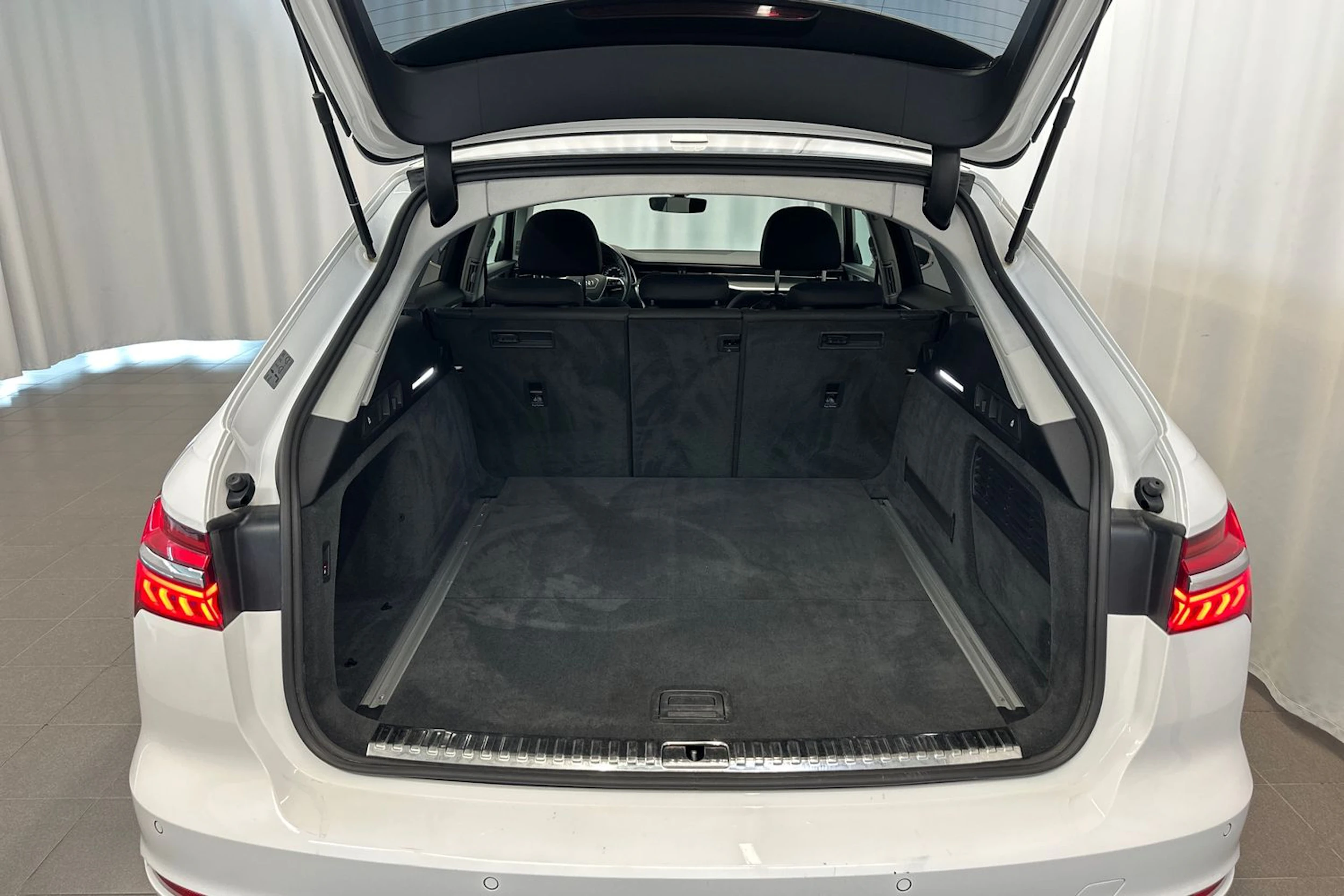 valkoinen Audi A6 2021 kuva 33.
