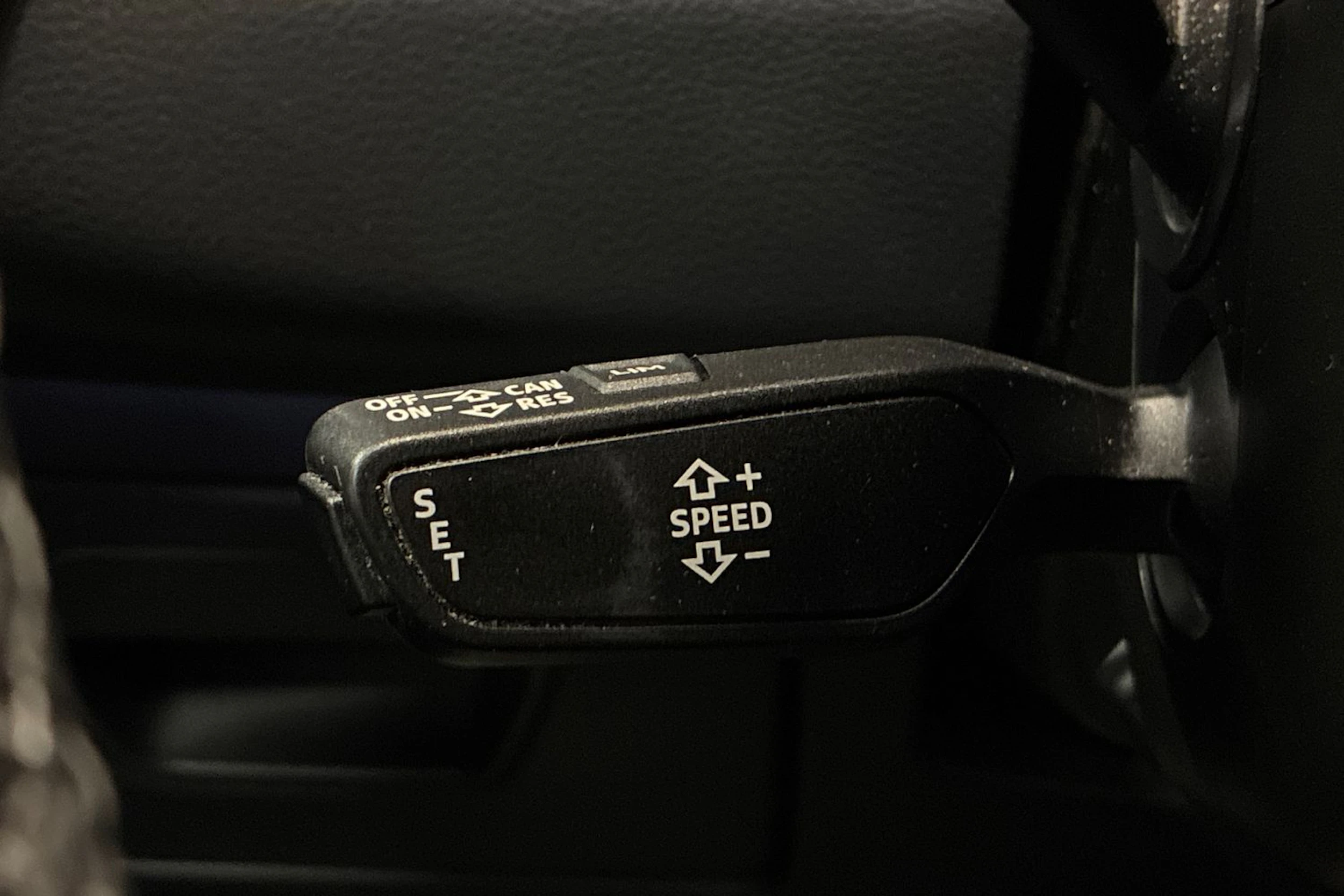 punainen Audi A6 2021 kuva 16.