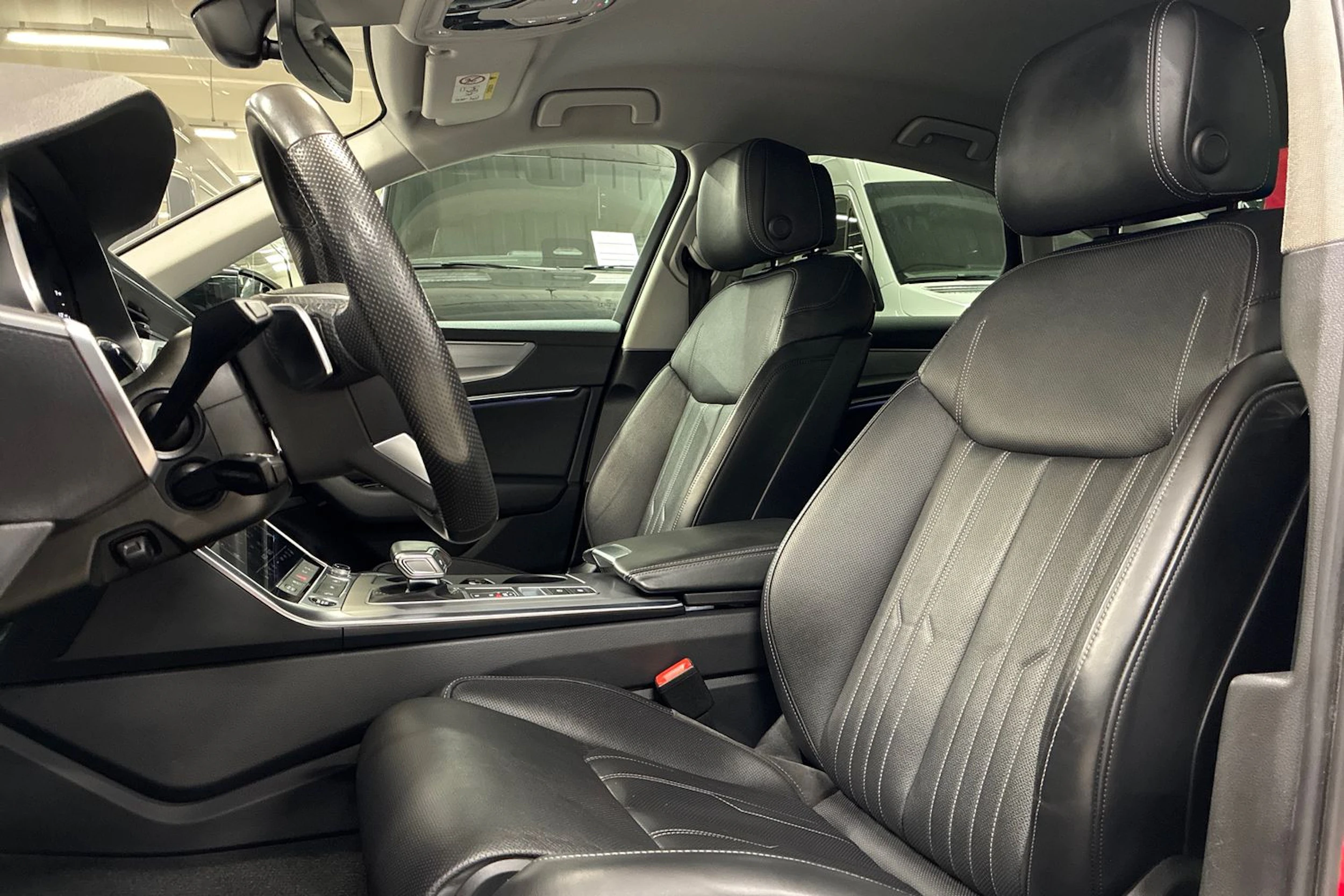 punainen Audi A6 2021 kuva 27.