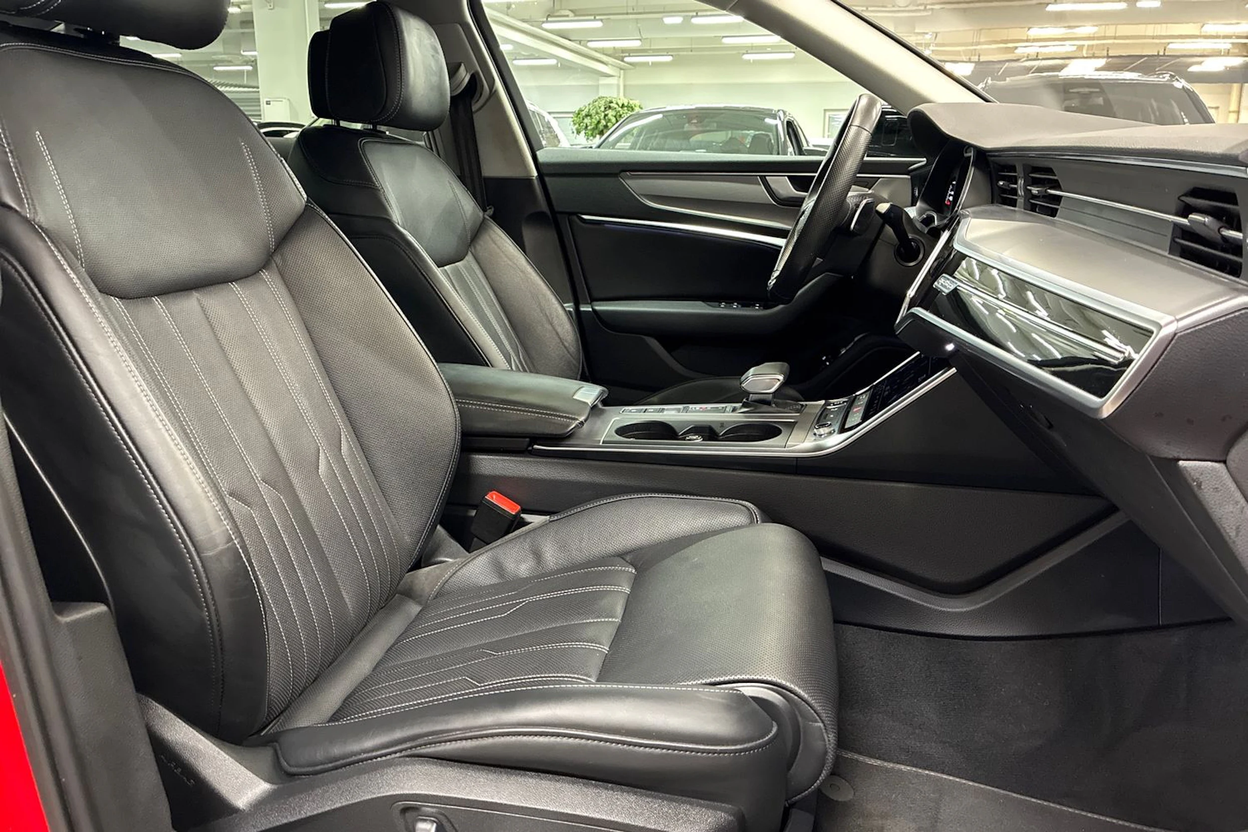 punainen Audi A6 2021 kuva 33.