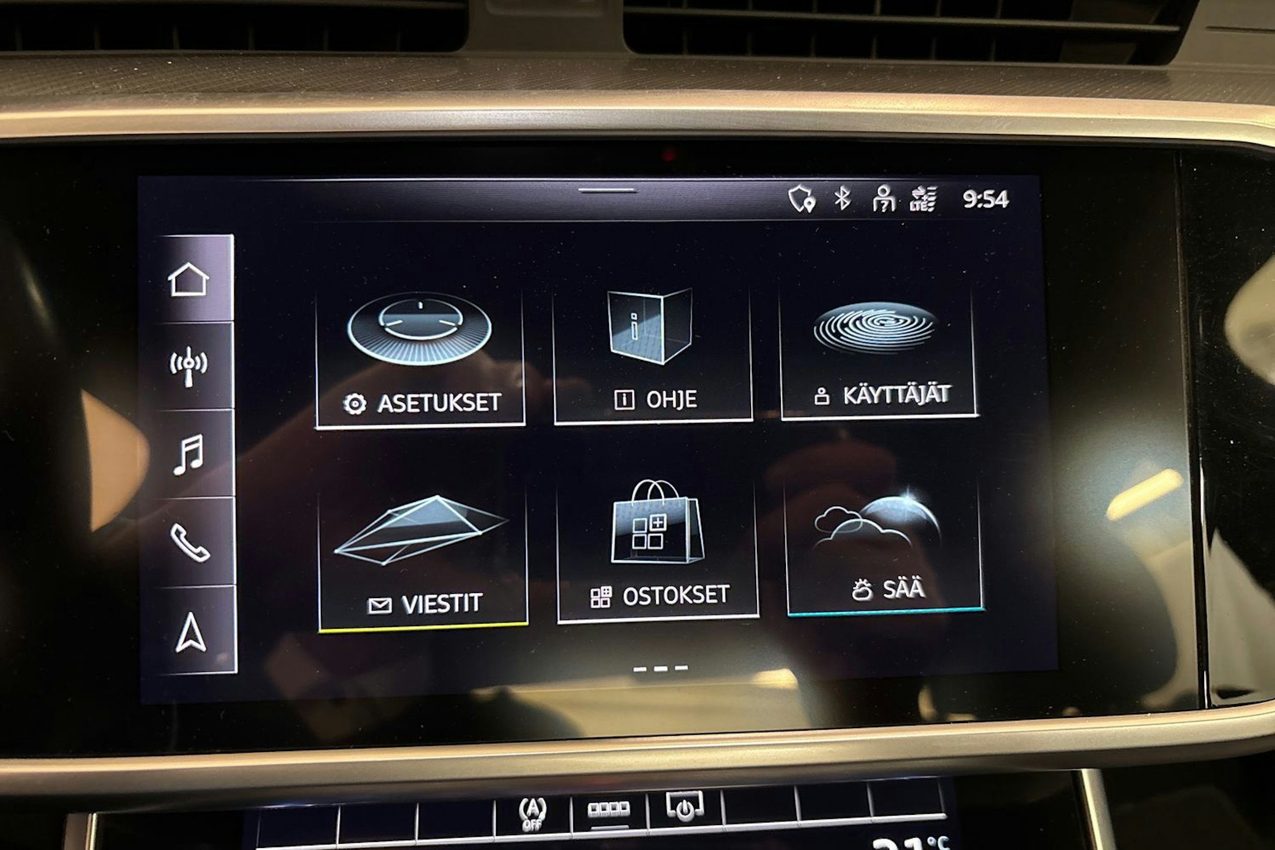 Musta Audi A6 2021 kuva 16.