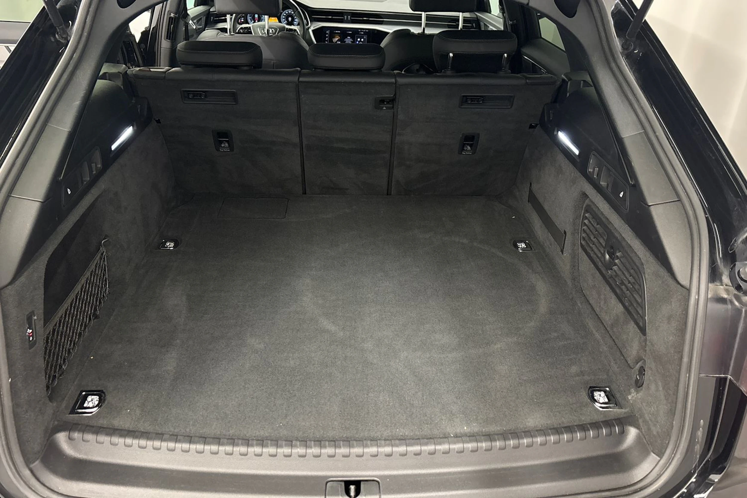 musta Audi A6 2021 kuva 12.