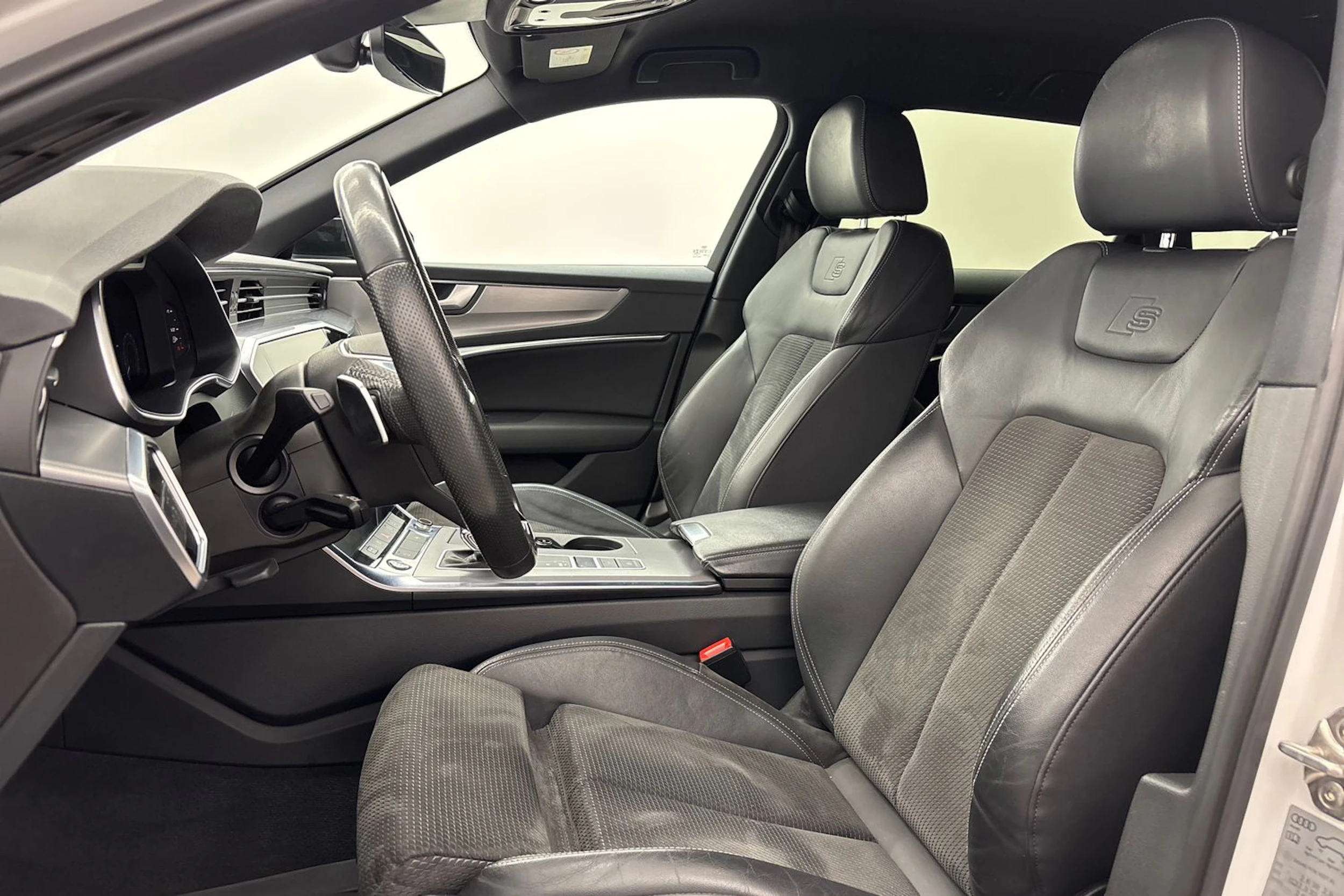 valkoinen Audi A6 2021 kuva 15.