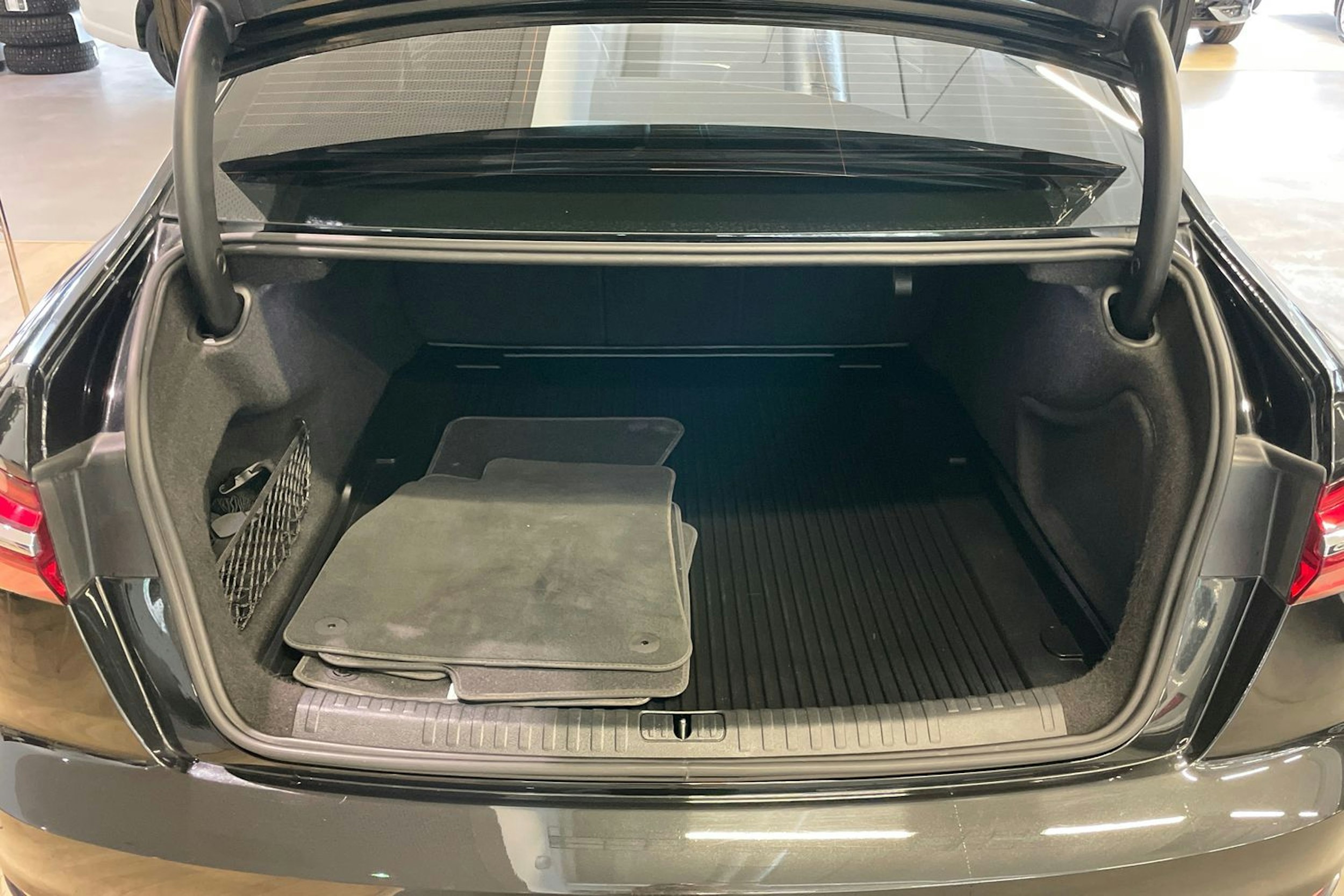 Harmaa Audi A6 2021 kuva 19.