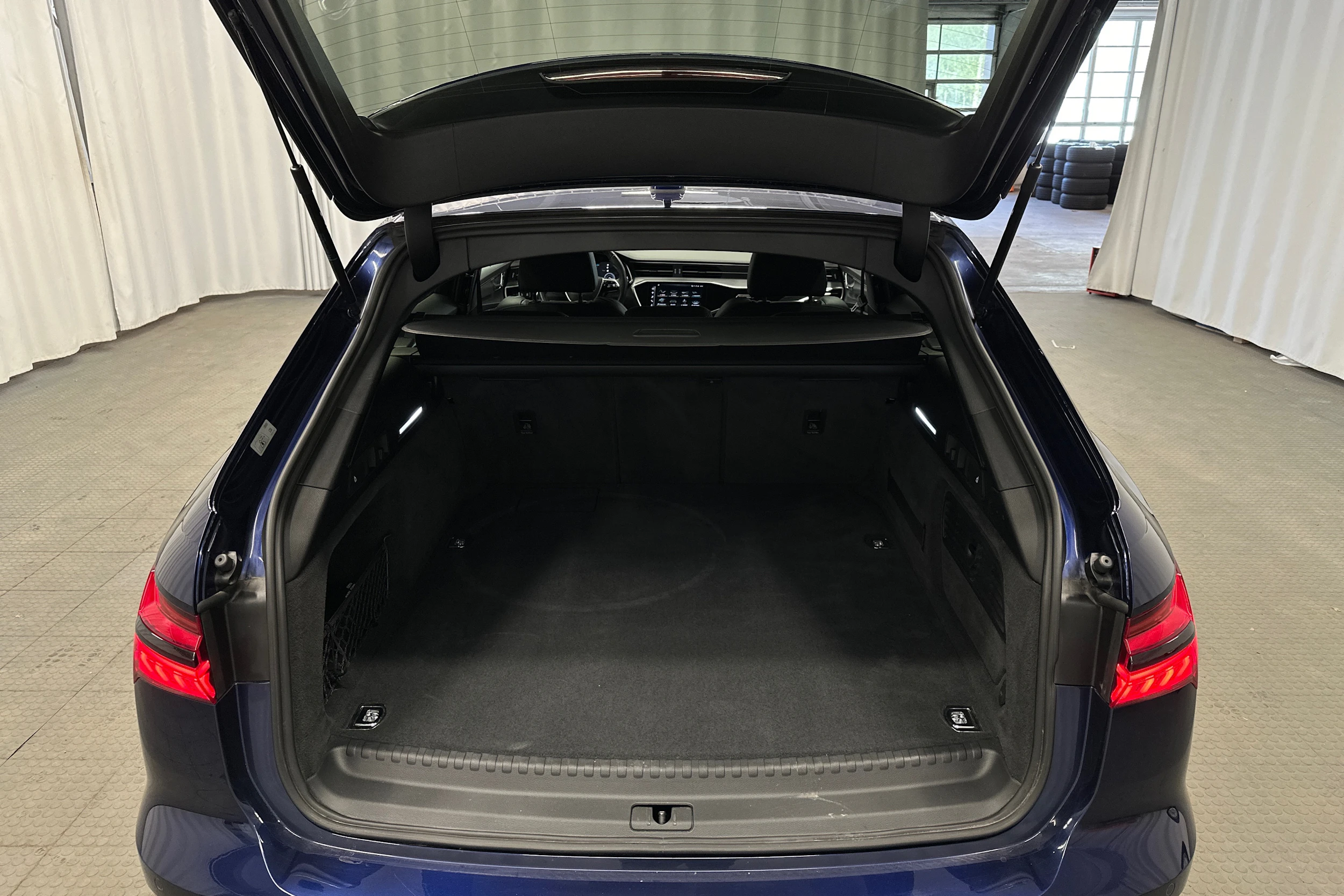 sininen Audi A6 2021 kuva 29.