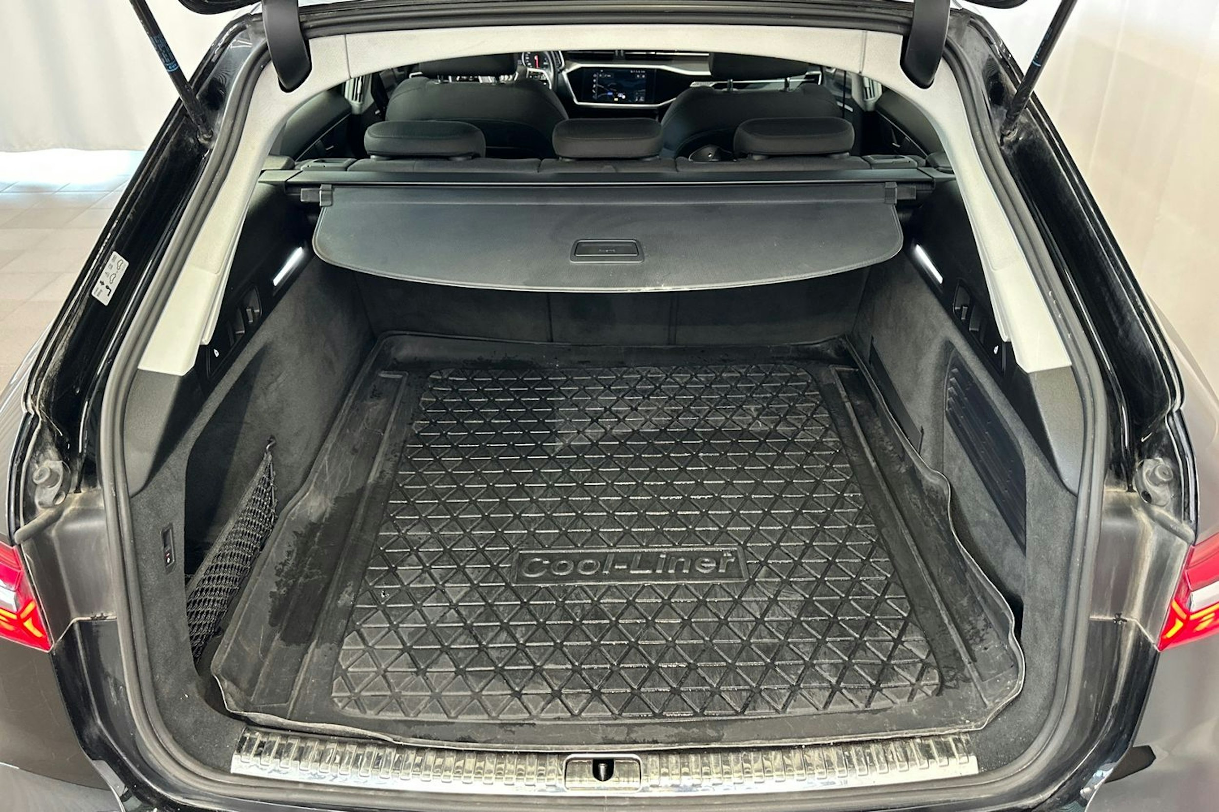 musta Audi A6 2021 kuva 14.