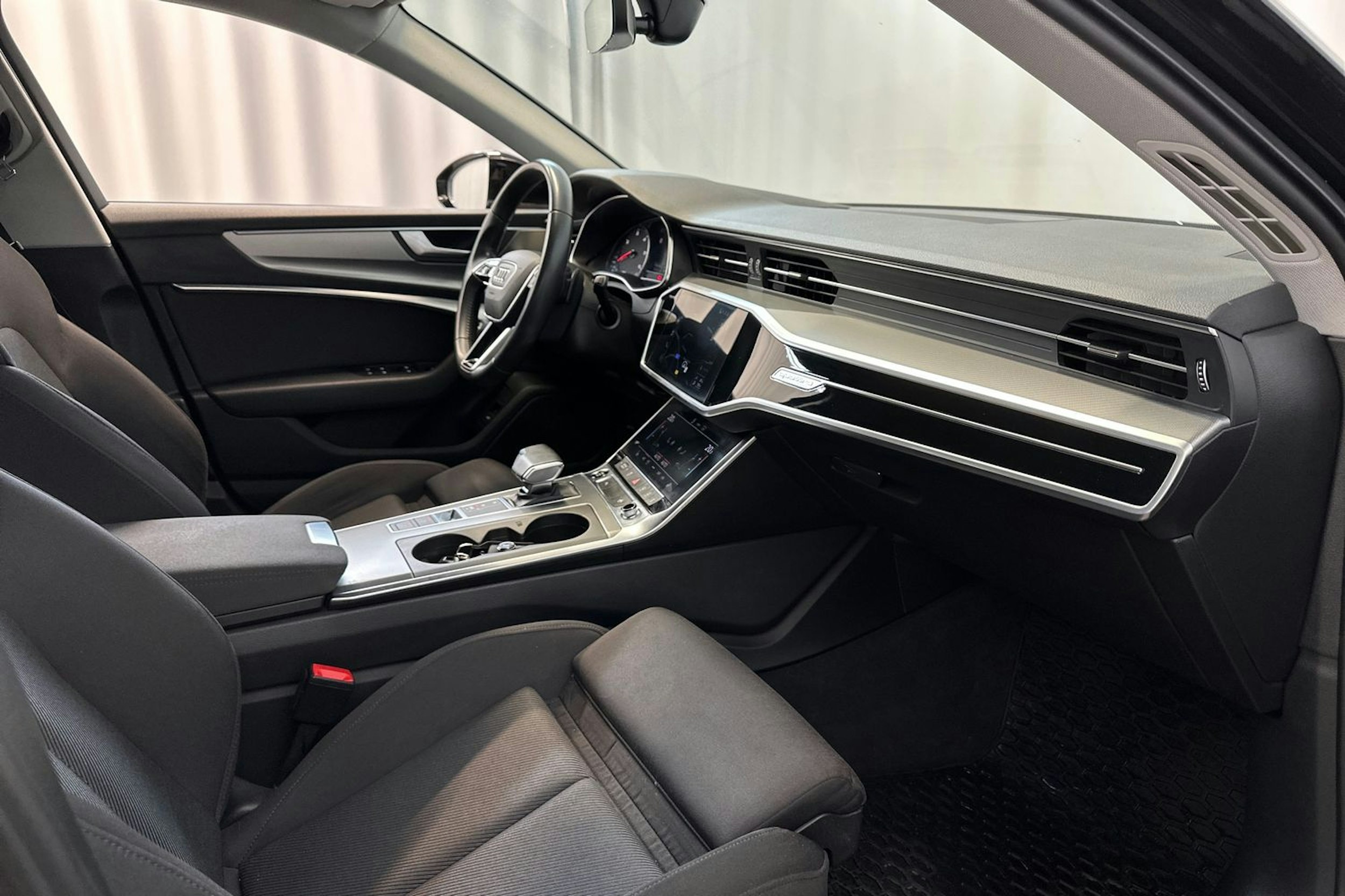 musta Audi A6 2021 kuva 18.