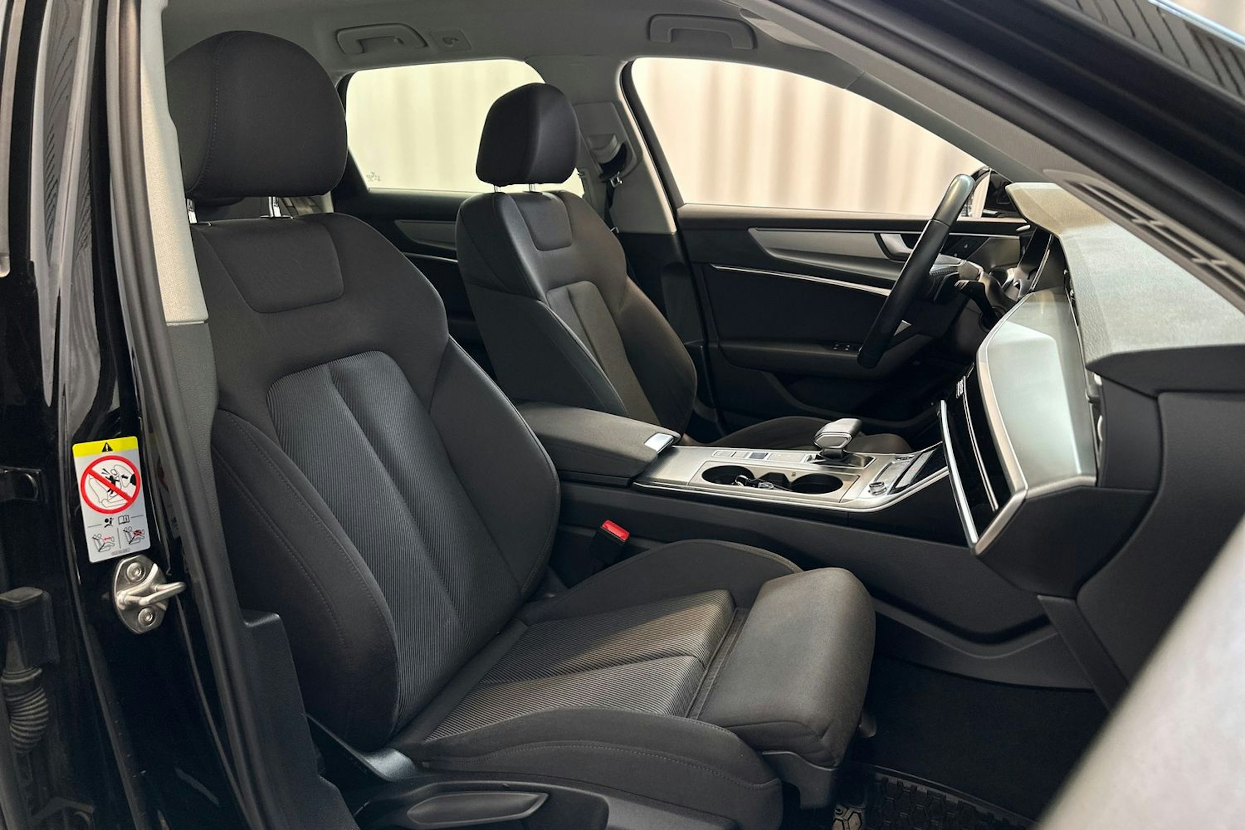 musta Audi A6 2021 kuva 19.