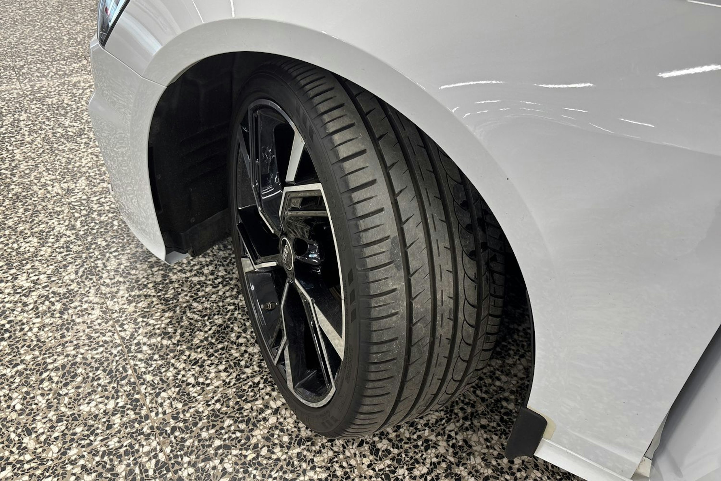 Valkoinen Audi A6 2021 kuva 13.