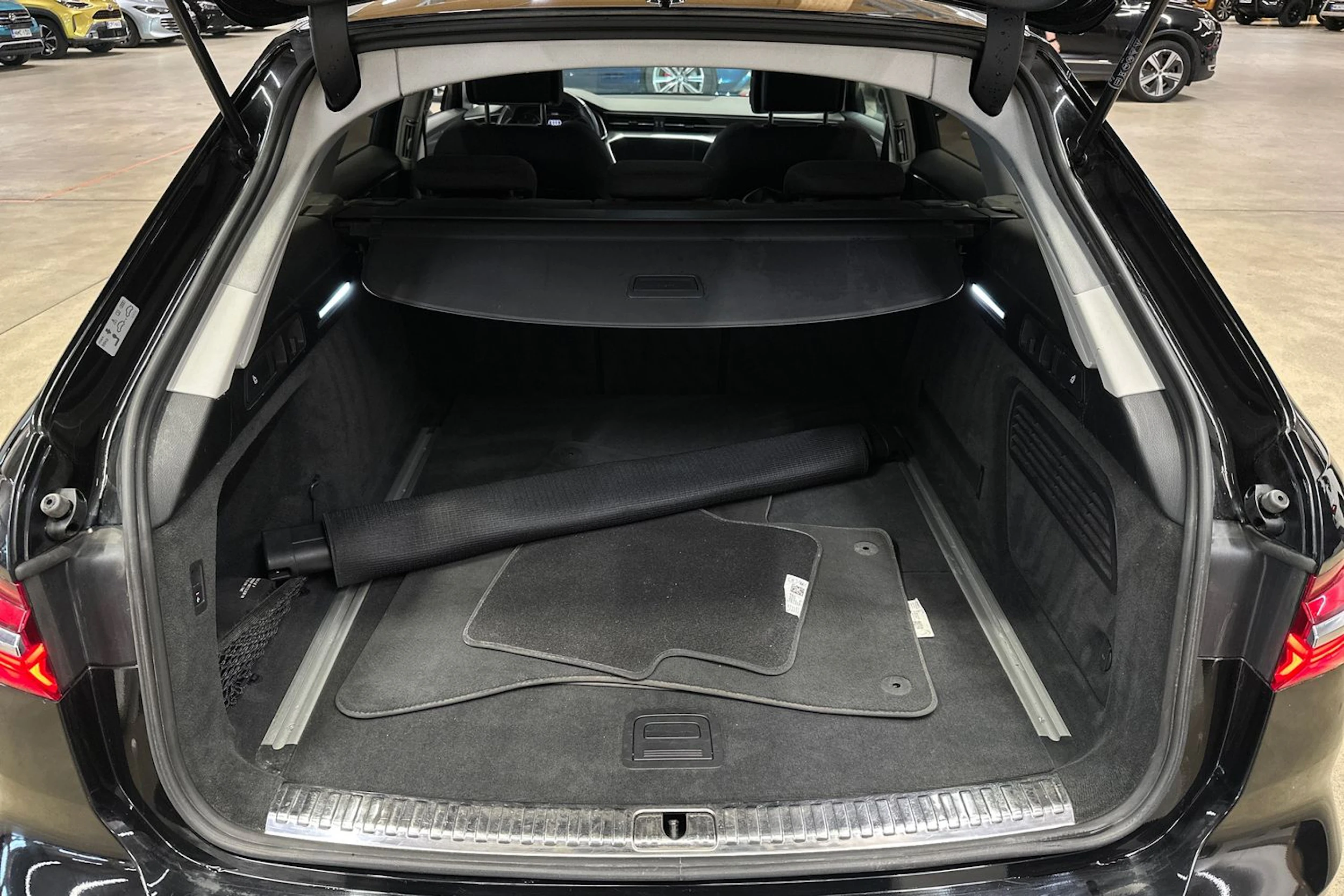 musta Audi A6 2021 kuva 25.