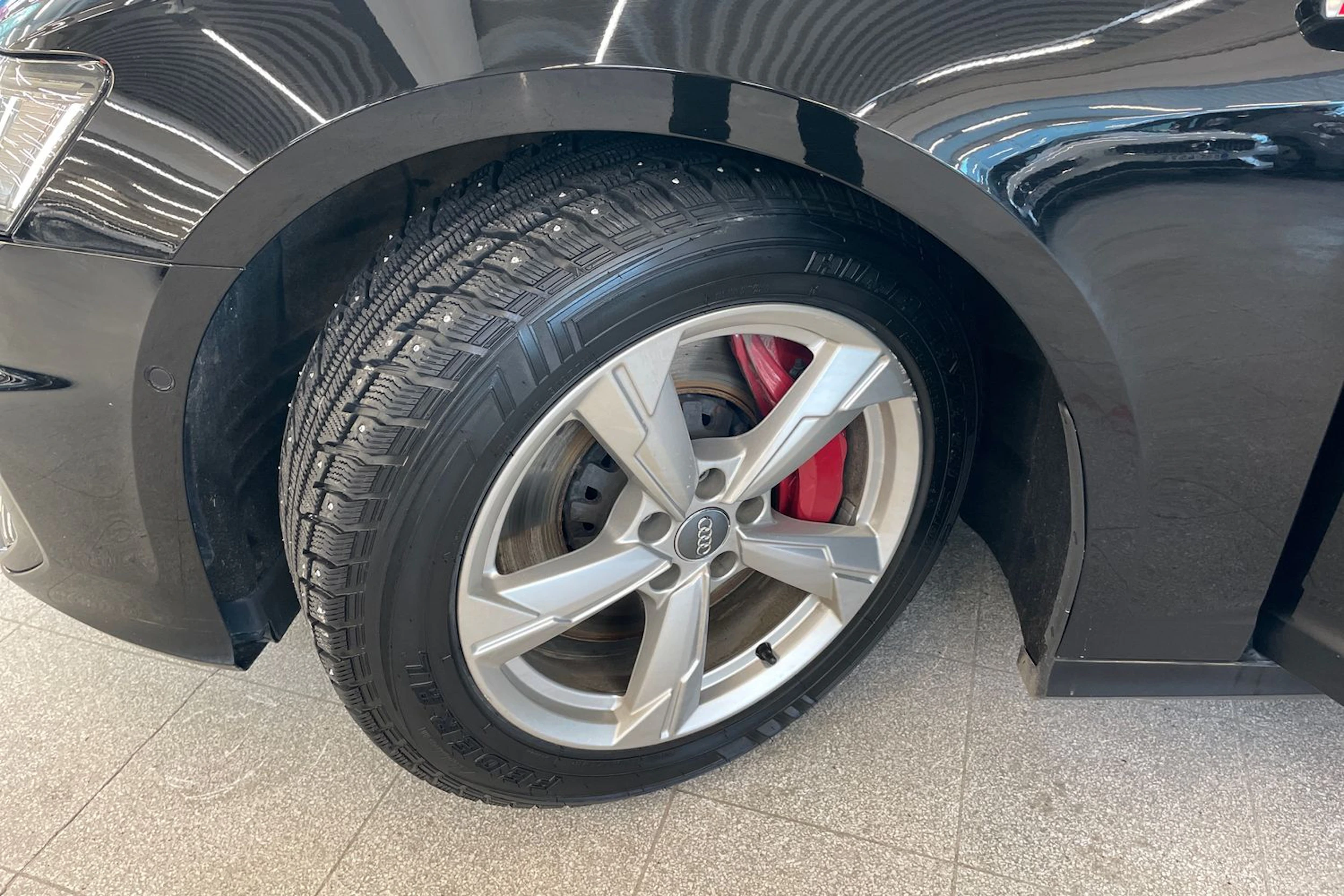 Musta Audi A6 2021 kuva 13.