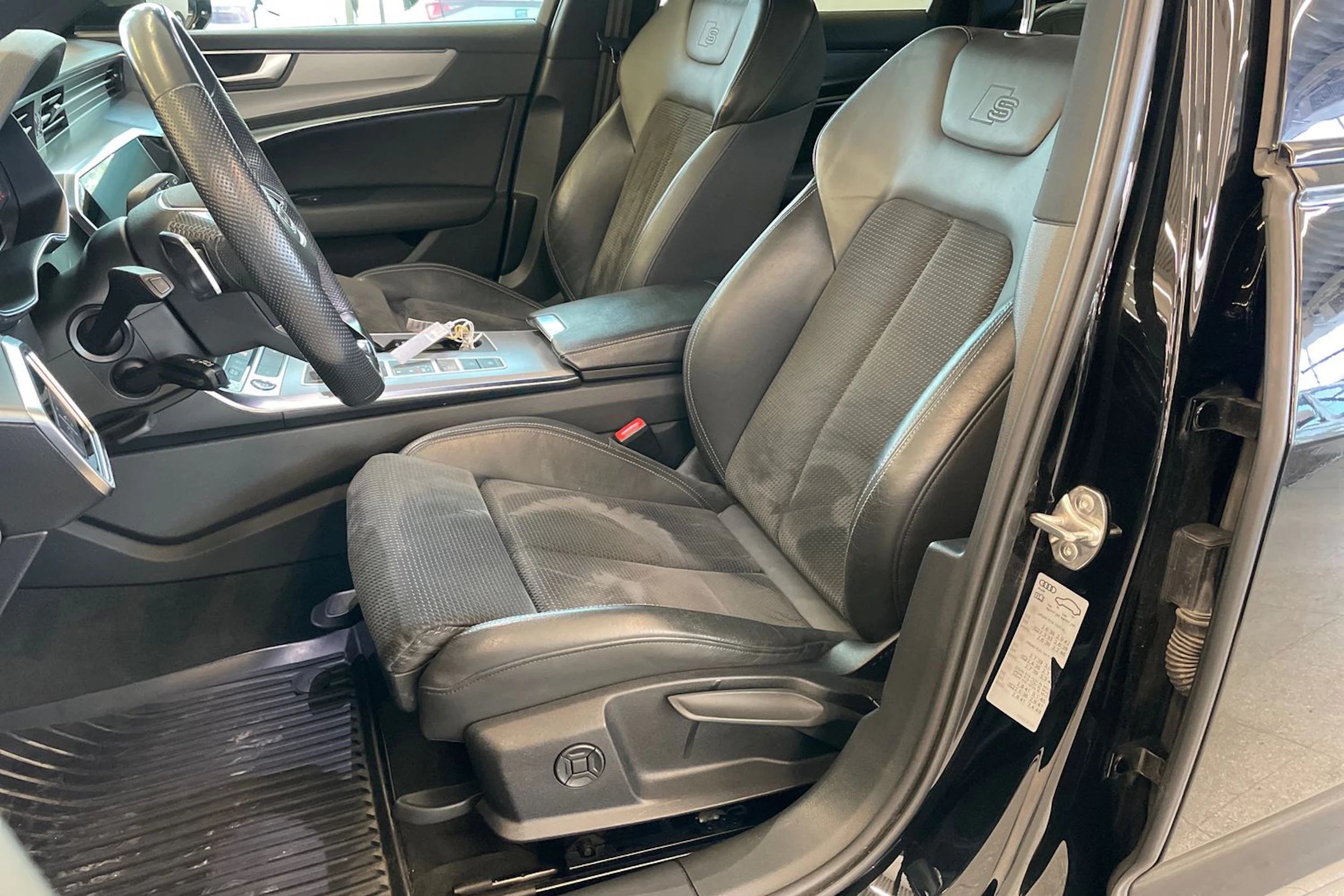 Musta Audi A6 2021 kuva 21.