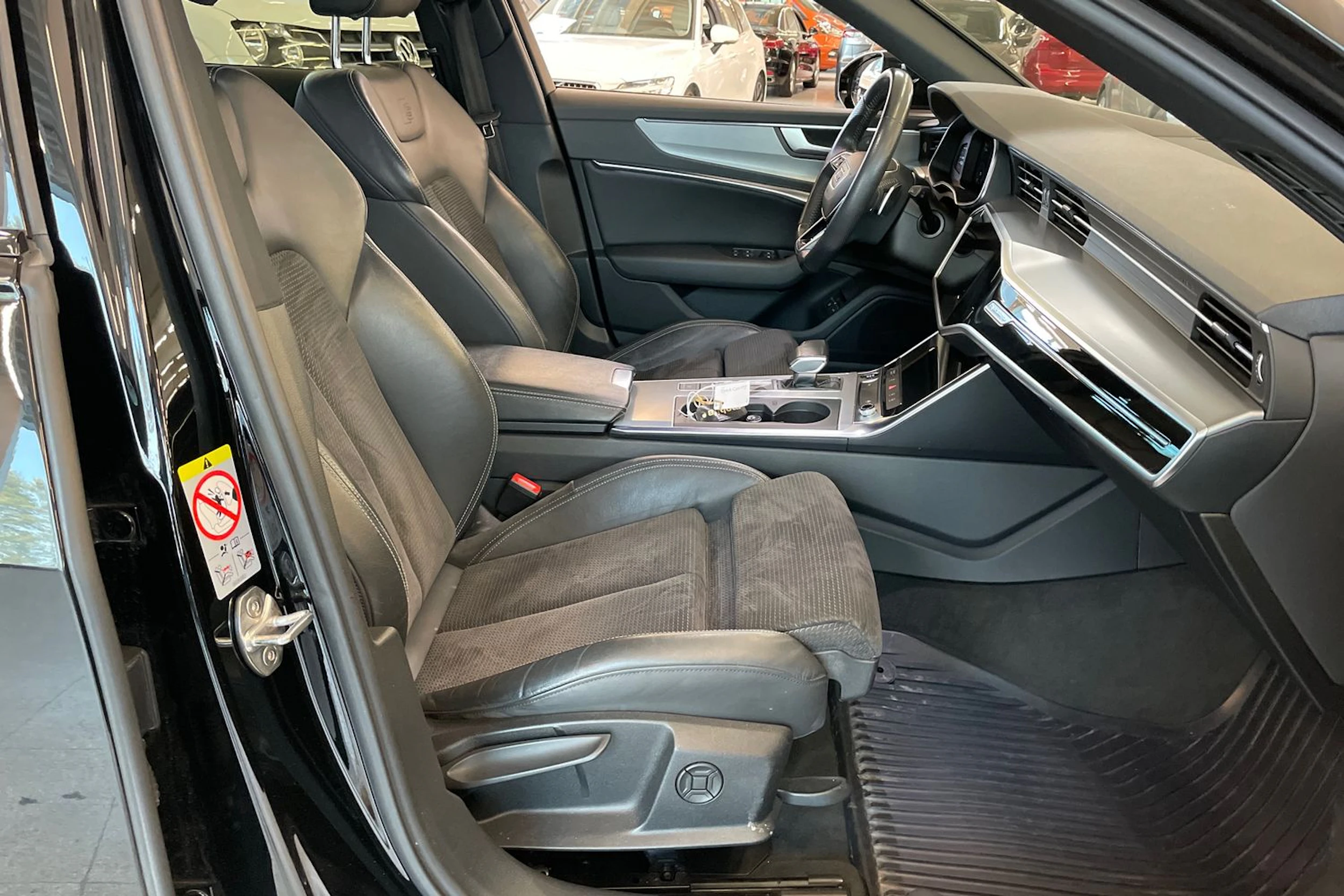 Musta Audi A6 2021 kuva 22.