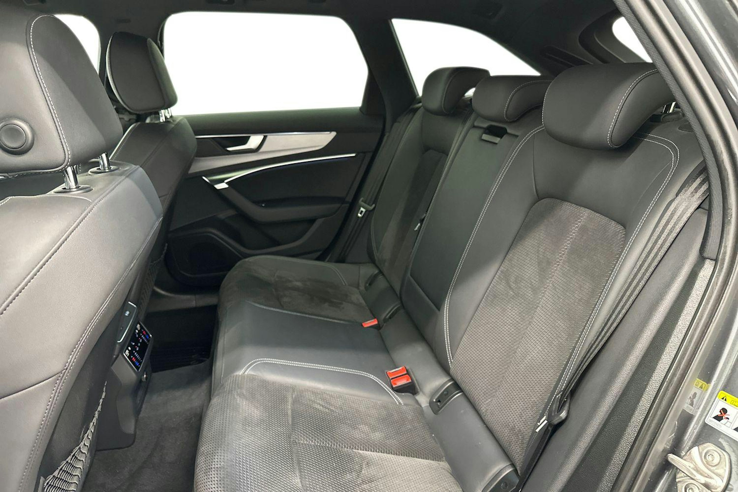 Harmaa Audi A6 2021 kuva 10.