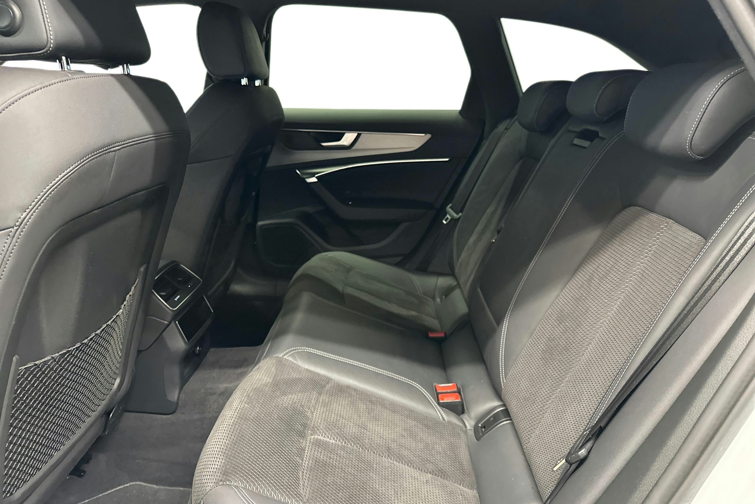 Valkoinen Audi A6 2021 kuva 10.