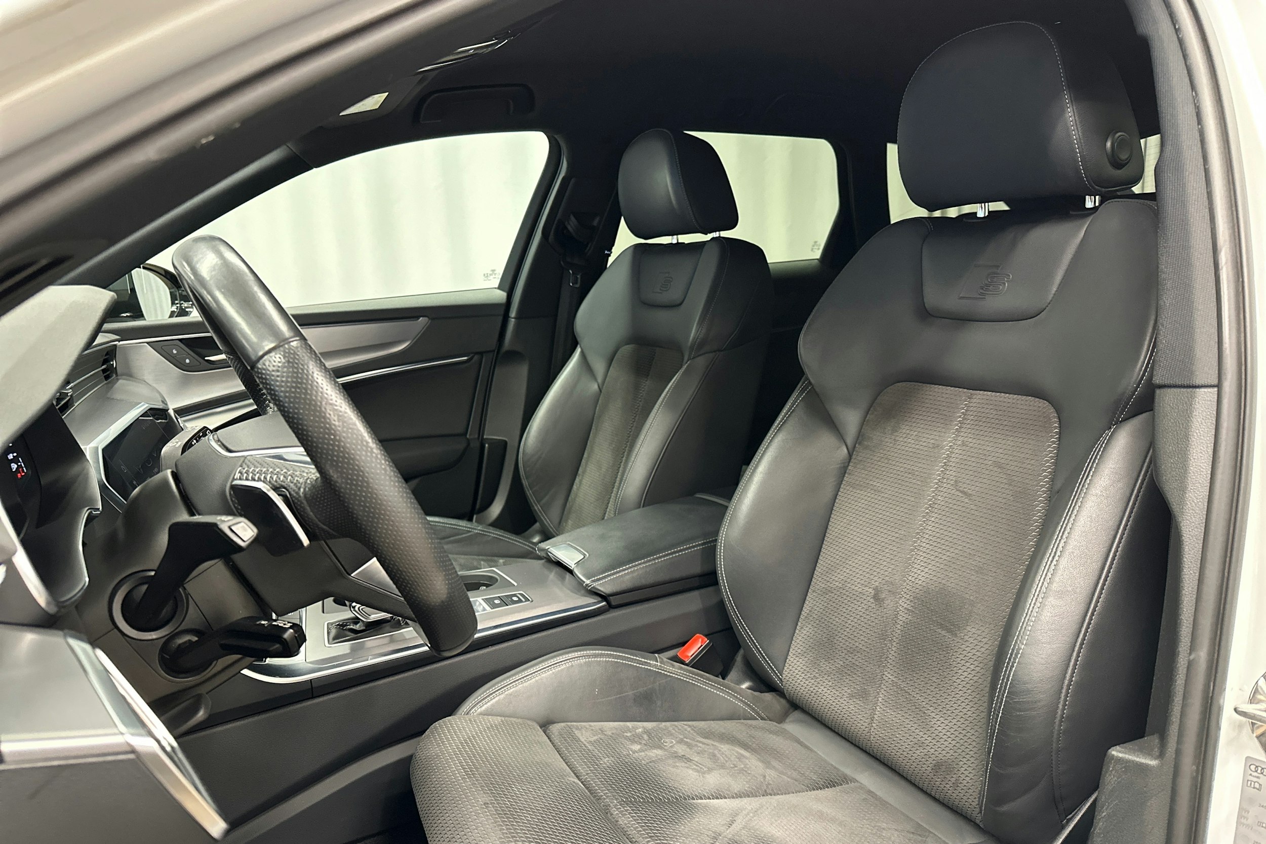 Valkoinen Audi A6 2021 kuva 30.