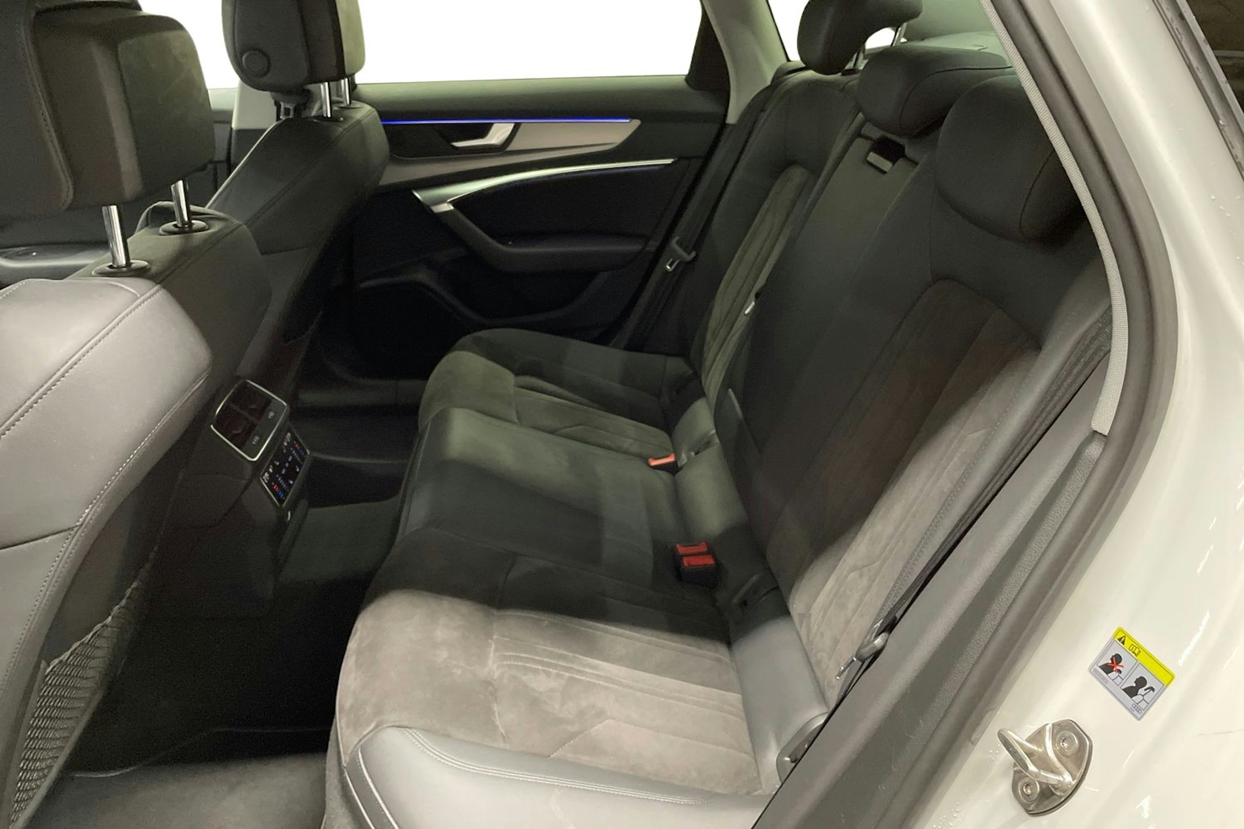 valkoinen Audi A6 2021 kuva 10.