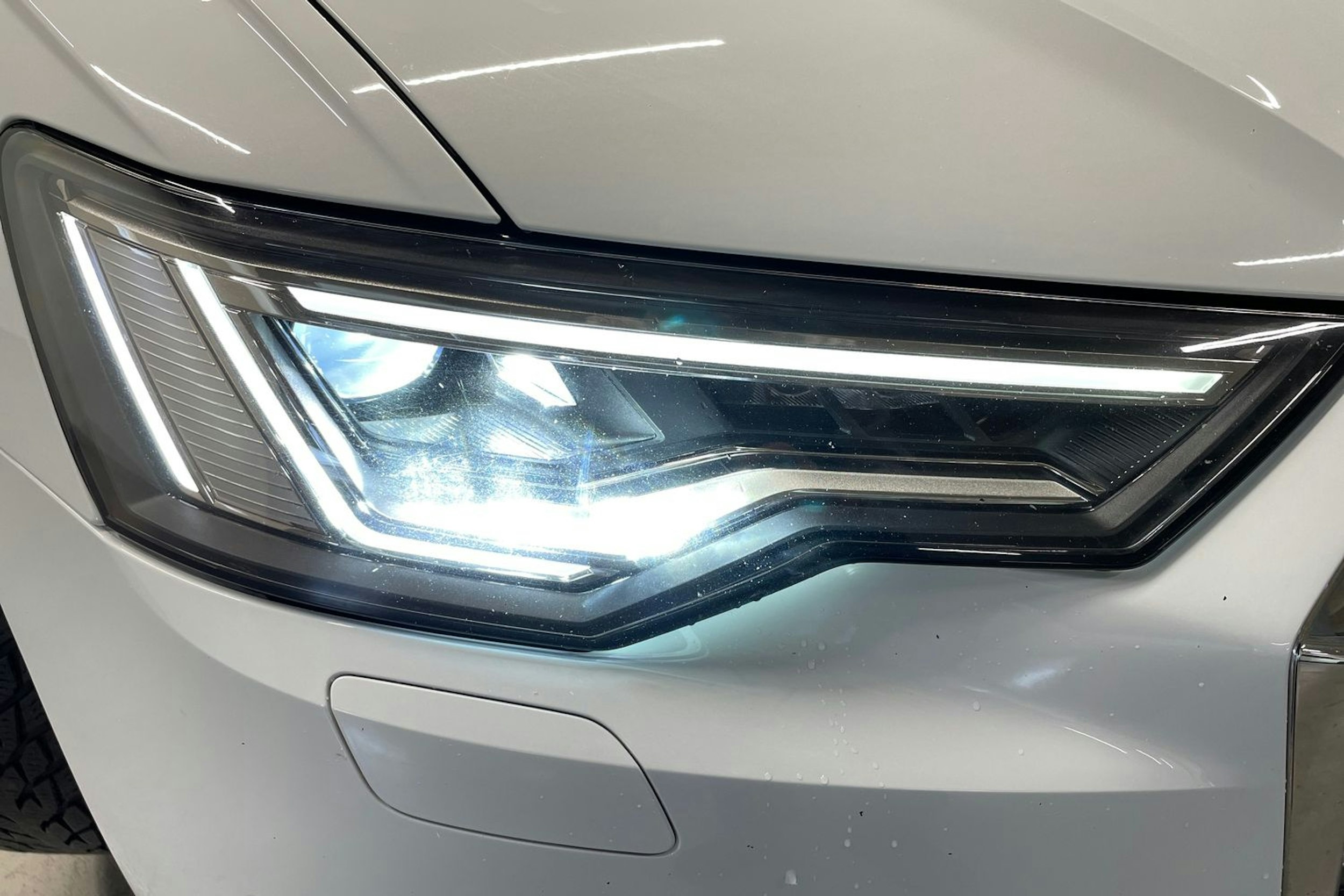 valkoinen Audi A6 2021 kuva 14.
