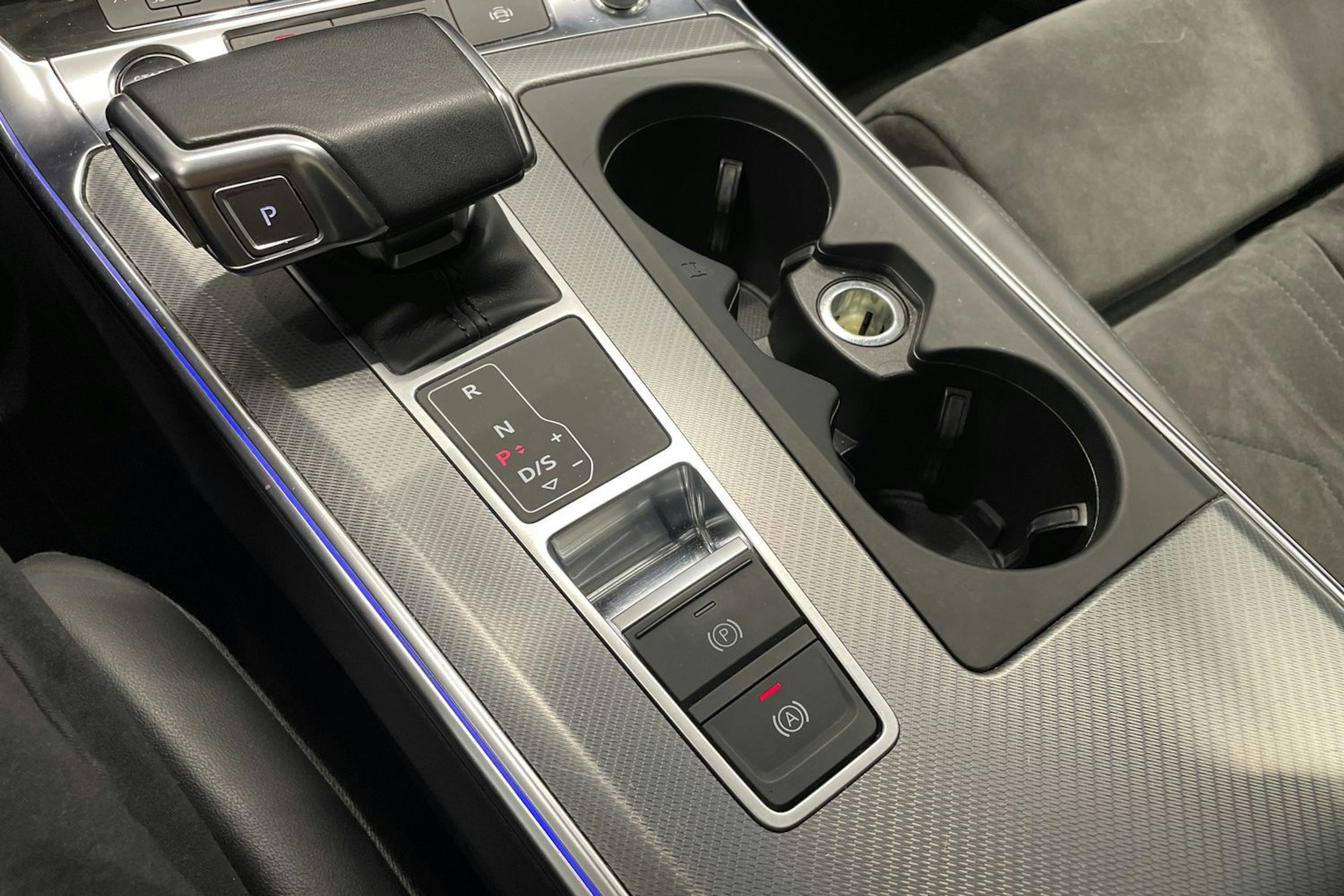 valkoinen Audi A6 2021 kuva 22.