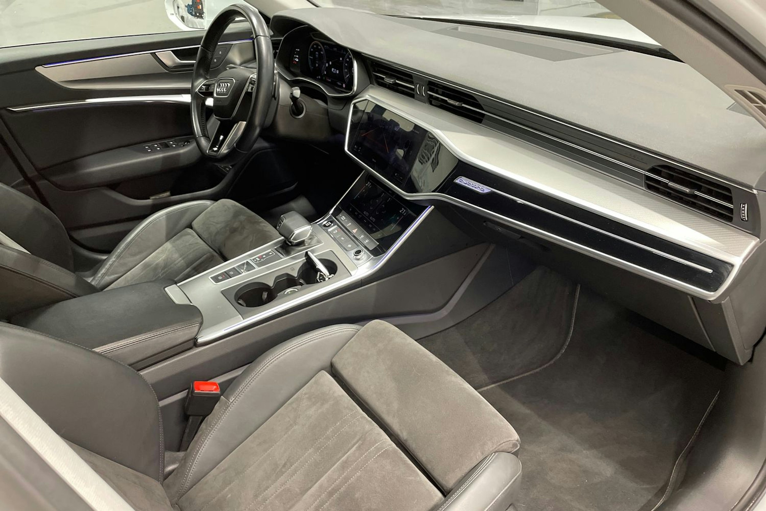 valkoinen Audi A6 2021 kuva 32.