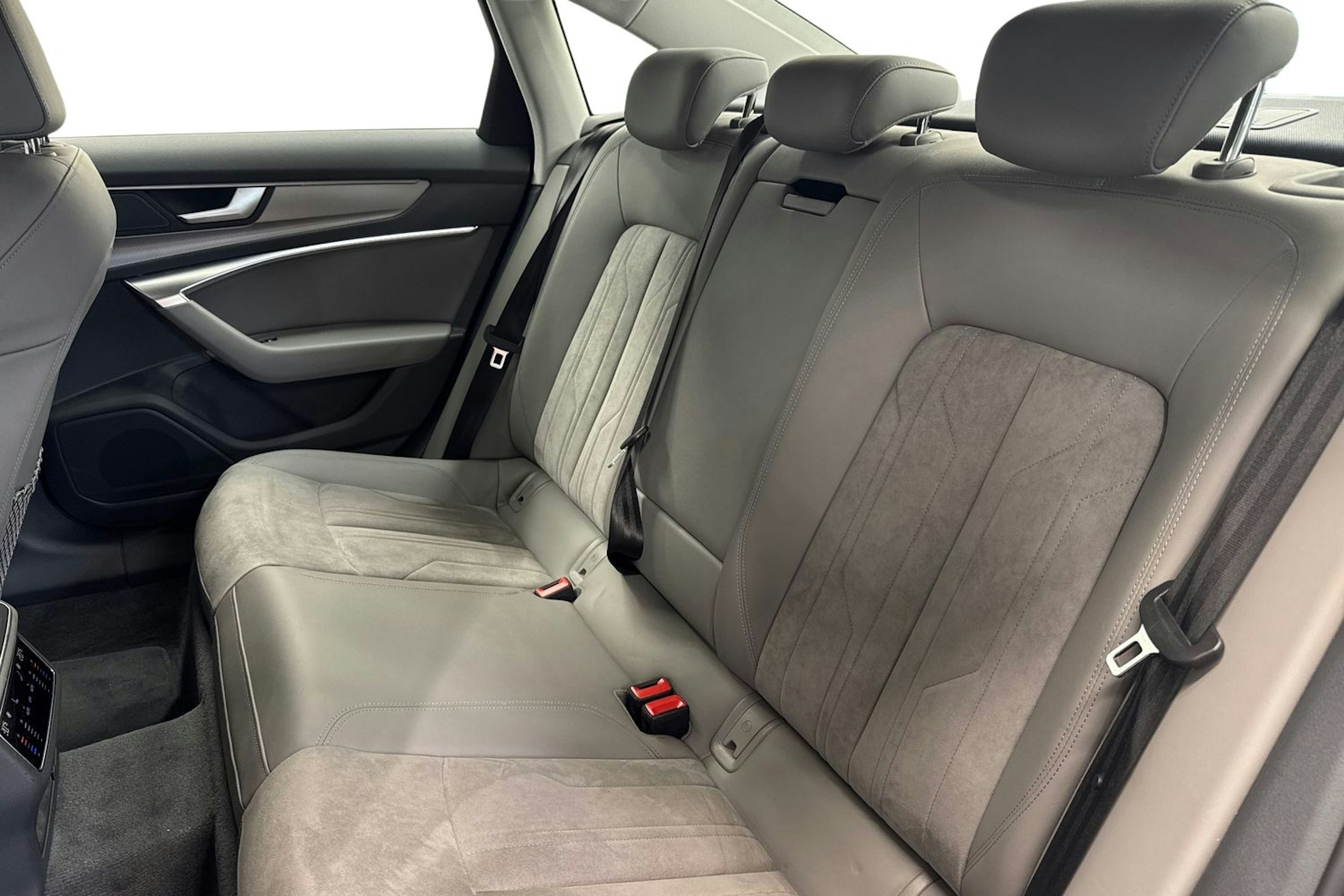 Punainen Audi A6 2021 kuva 10.
