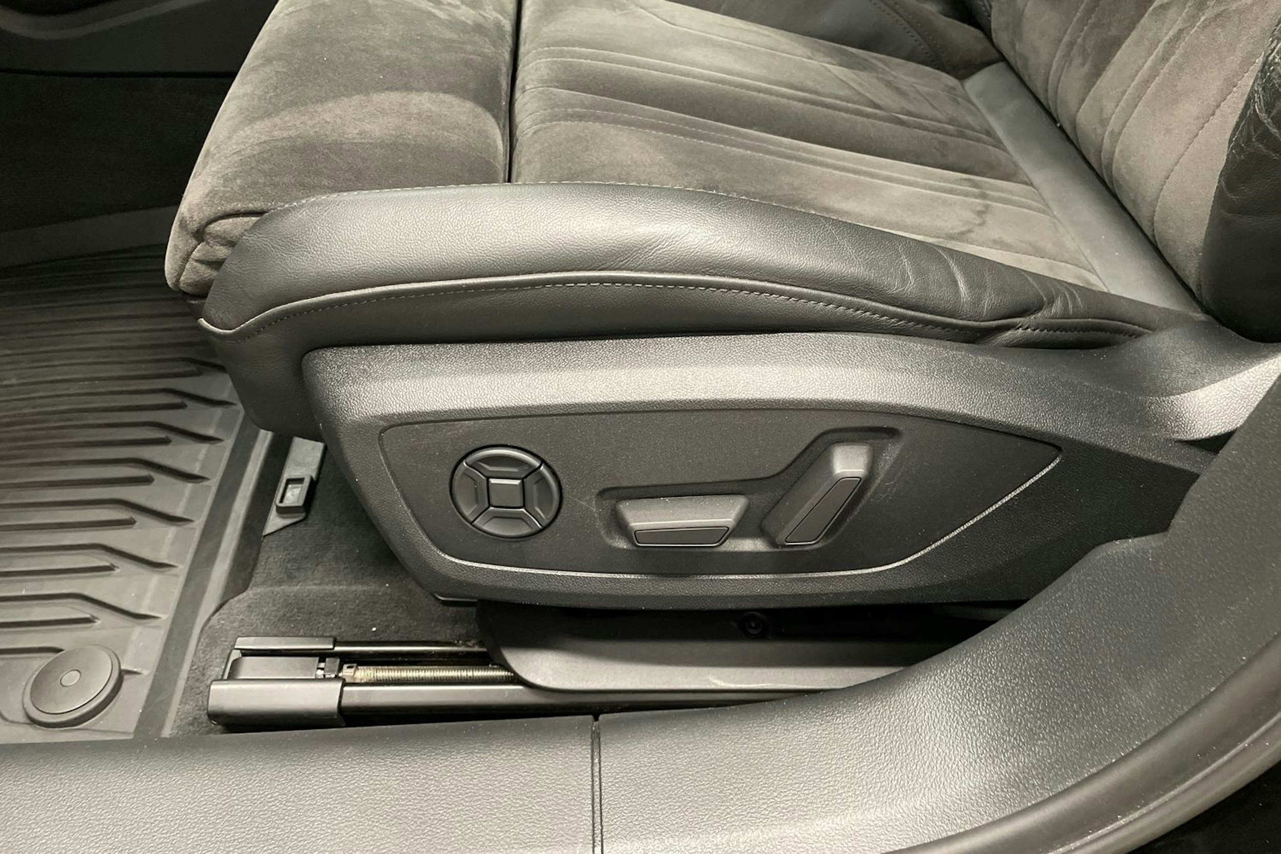 Musta Audi A6 2021 kuva 20.