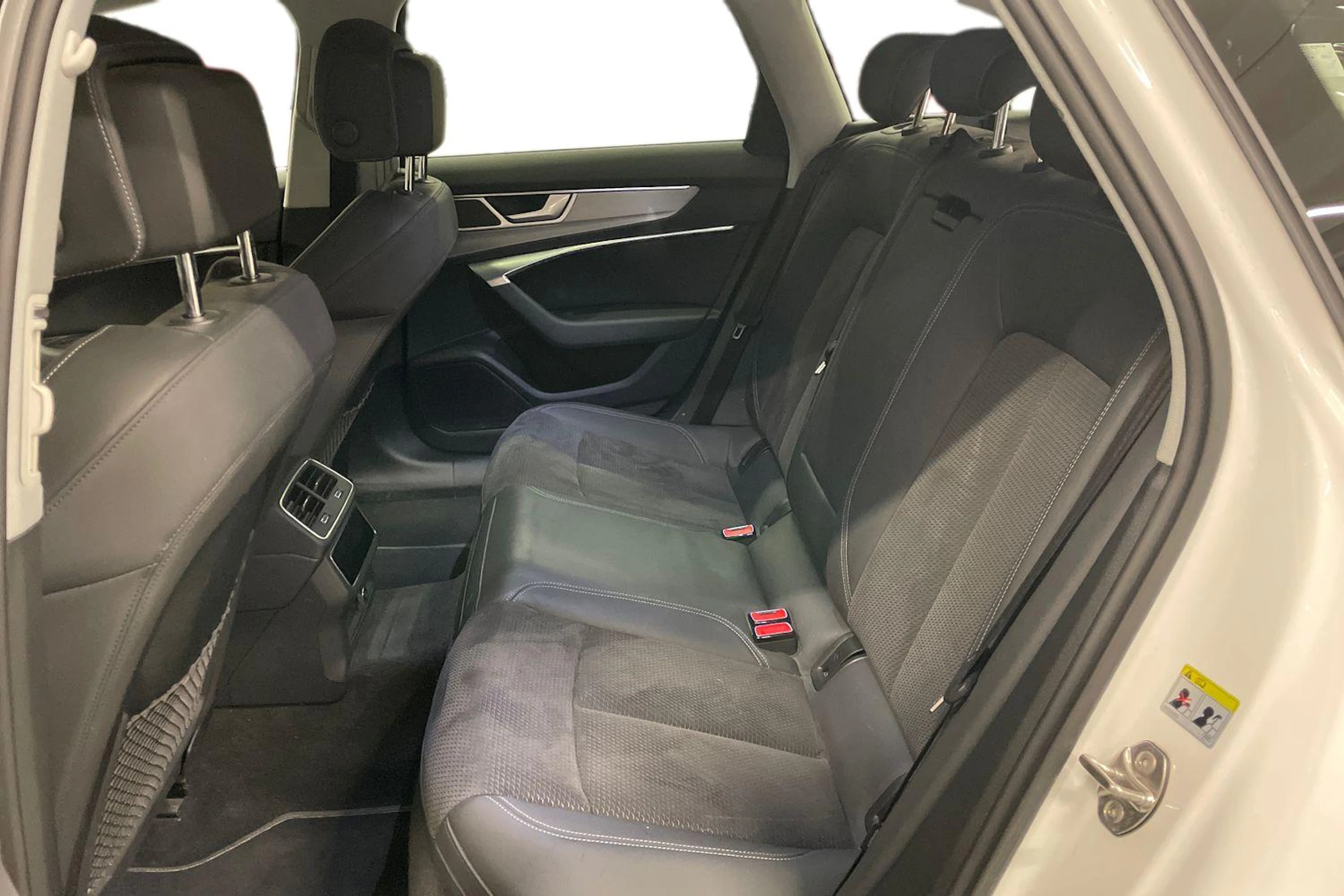 valkoinen Audi A6 2021 kuva 8.