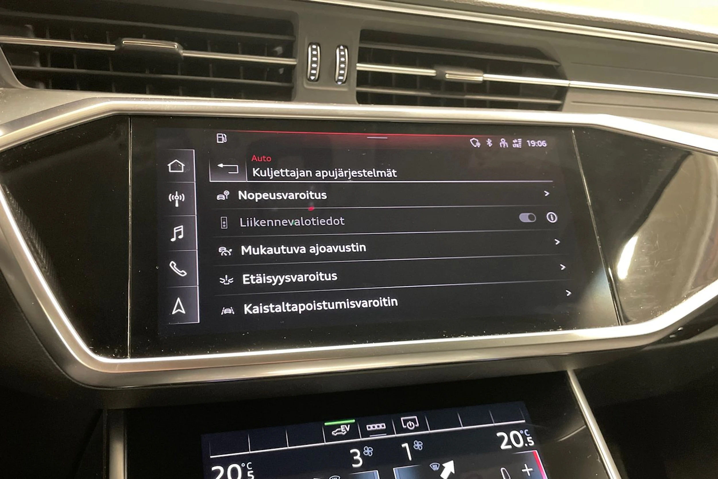 valkoinen Audi A6 2021 kuva 15.