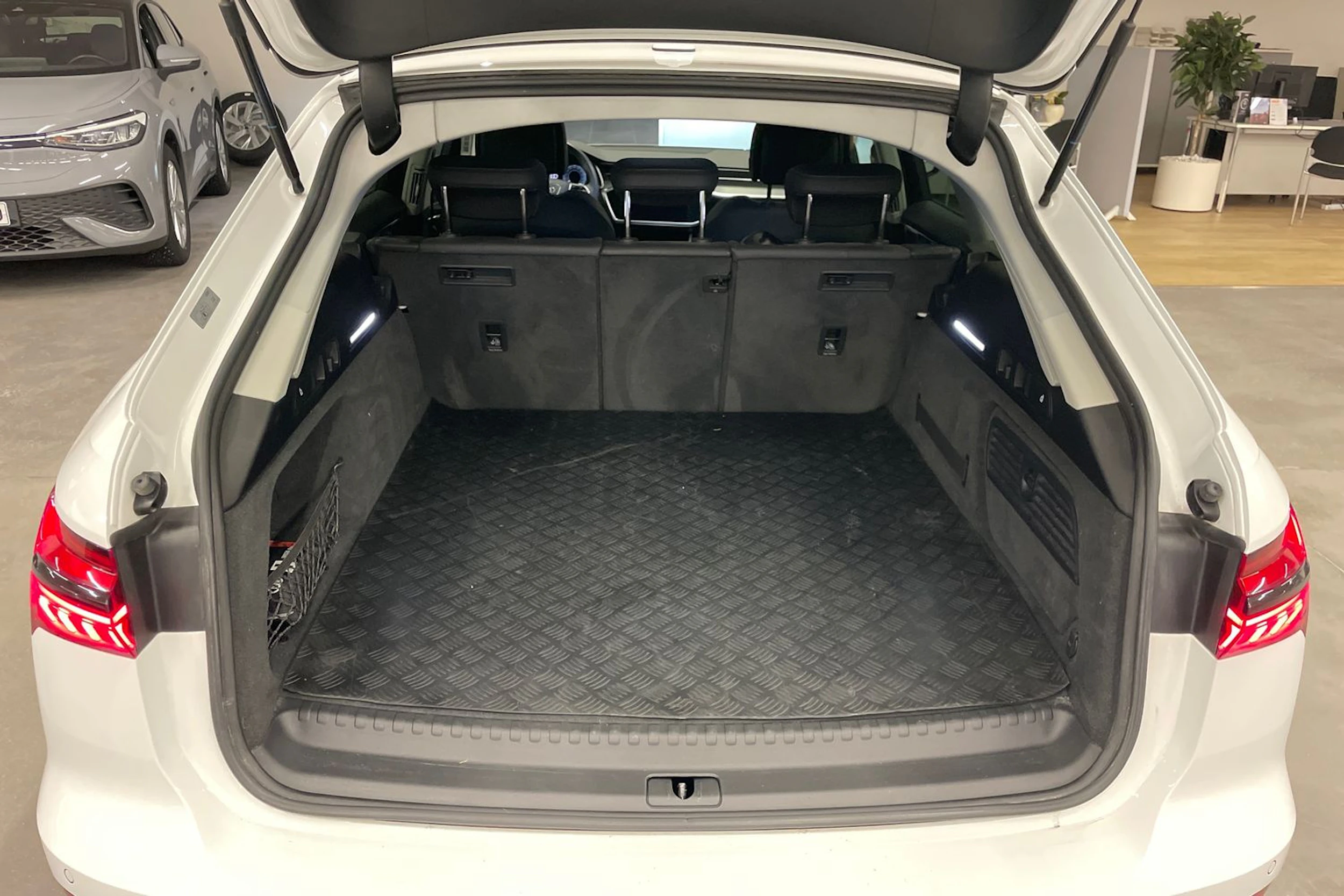 valkoinen Audi A6 2021 kuva 22.