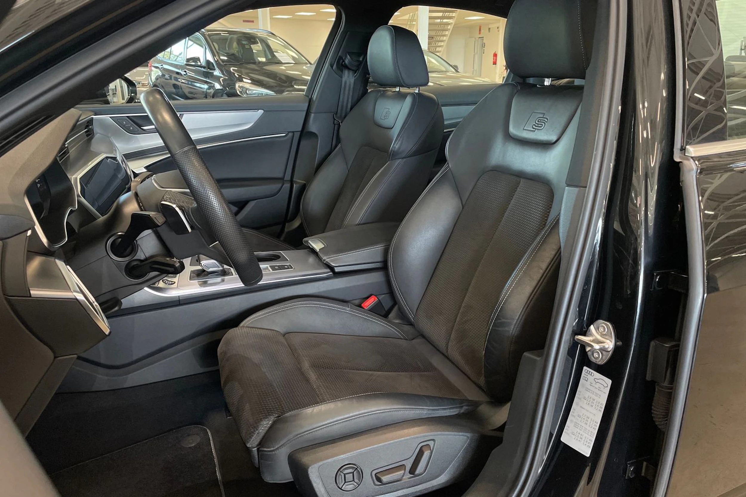 musta Audi A6 2021 kuva 15.