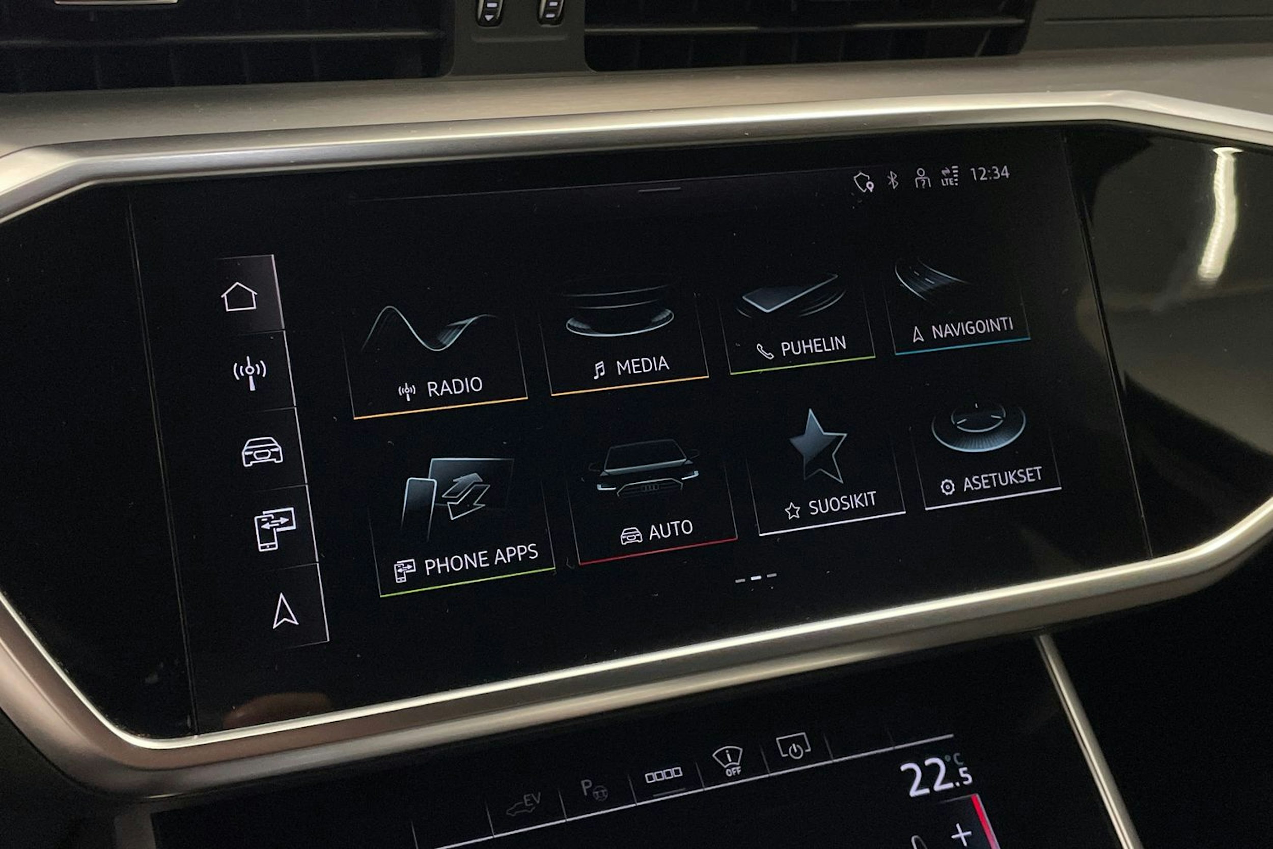Musta Audi A6 2021 kuva 19.